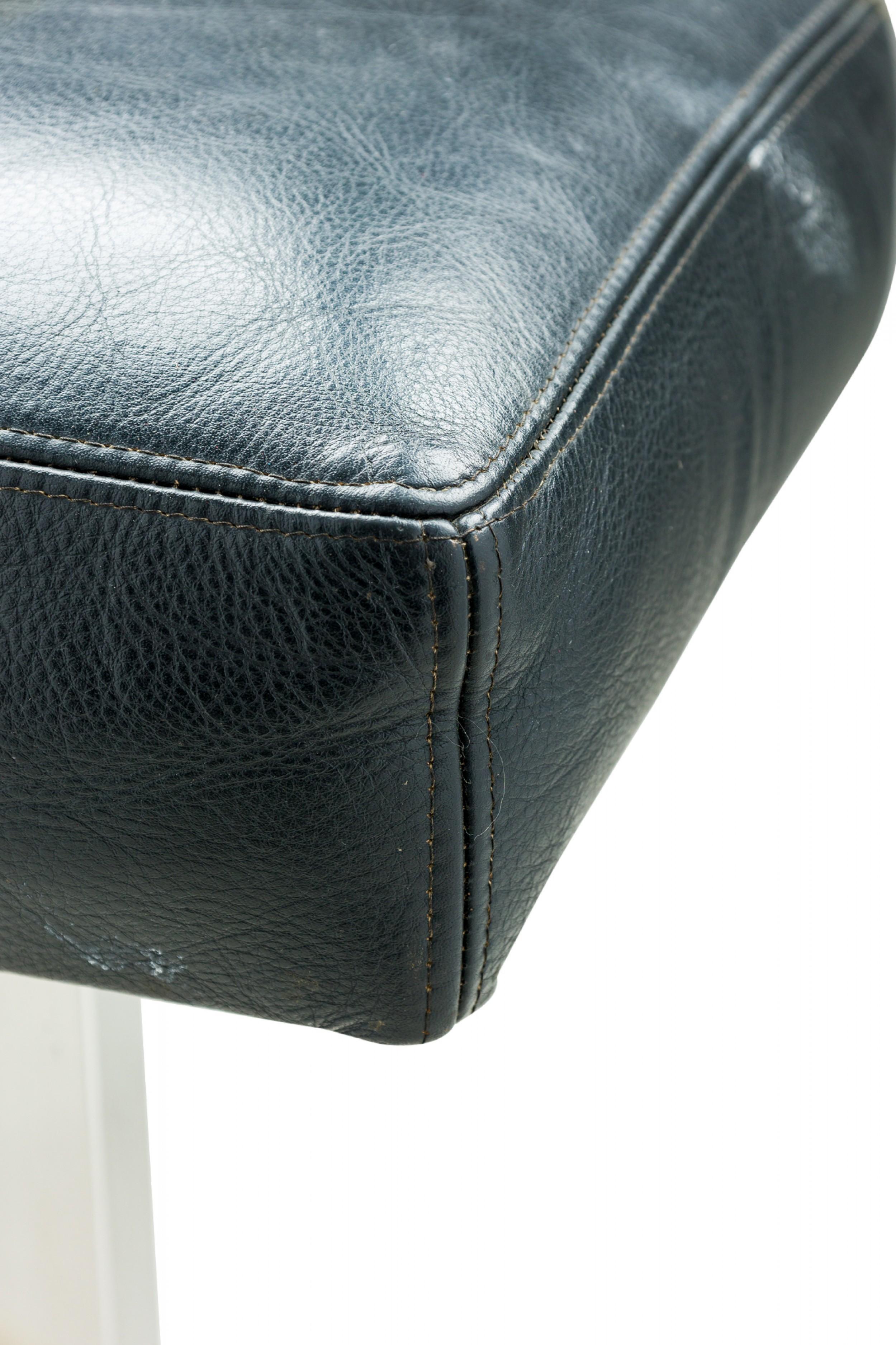 20ième siècle Paire de tabourets de bar en chrome poli, laiton et cuir noir American Mid-Century en vente