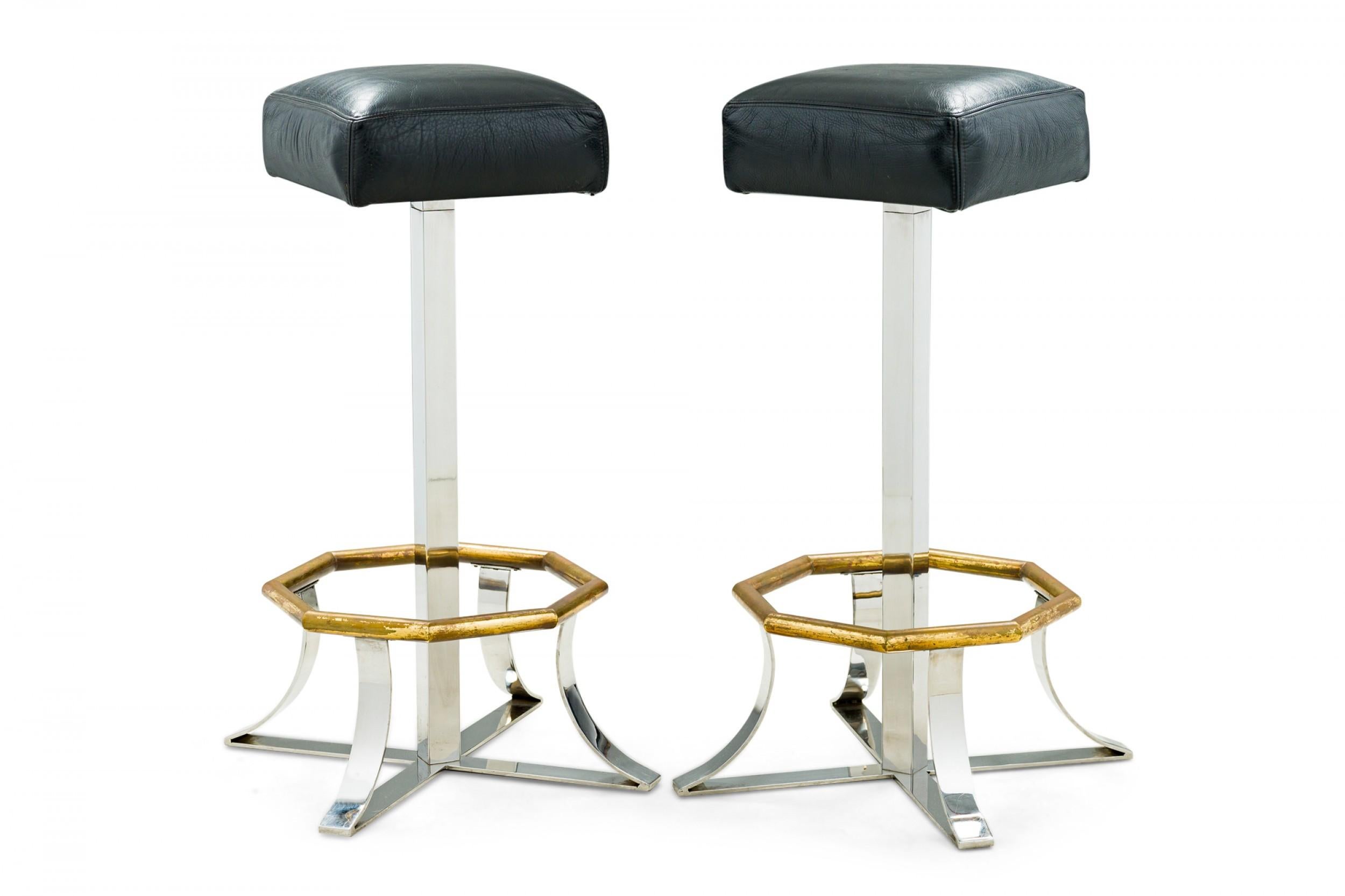 PAIRE de tabourets de bar chromés américains du milieu du siècle, recouverts de cuir noir, avec une tige rectangulaire ancrée à une base en X renforcée par des supports chromés courbés et évasés reliés à un anneau de pied octogonal en laiton. (PRIX