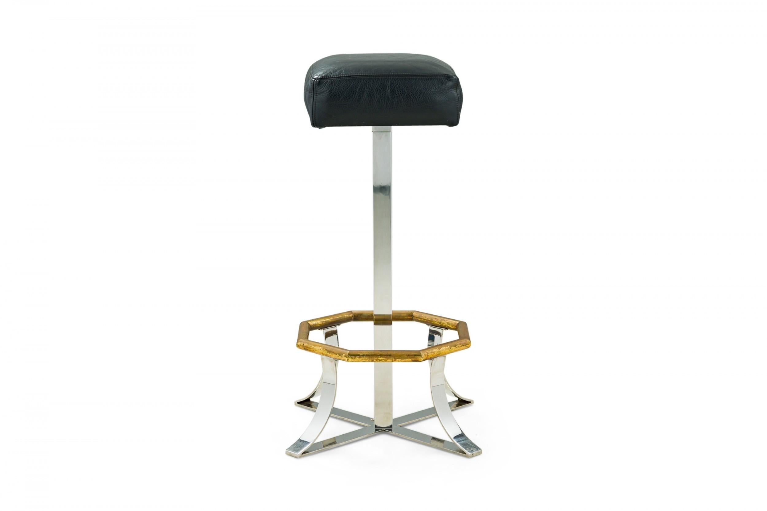 Buriné Paire de tabourets de bar en chrome poli, laiton et cuir noir American Mid-Century en vente