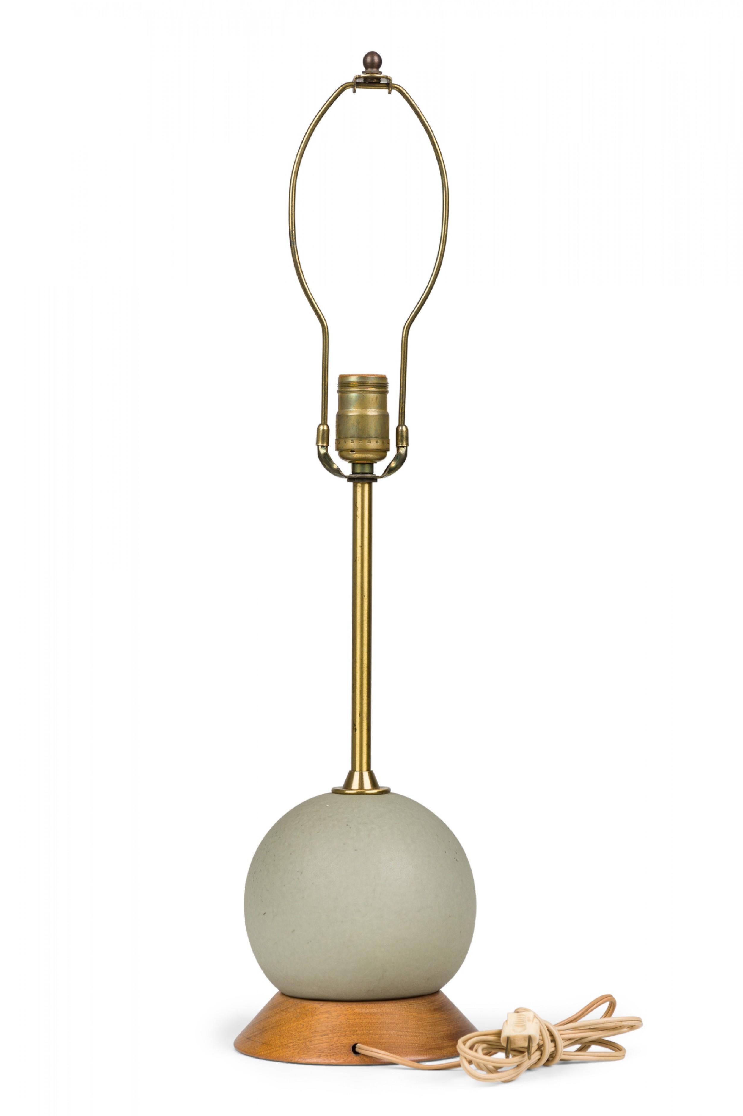 Paire de lampes de table américaines du milieu du siècle dernier en céramique émaillée en forme d'œuf de Robin Bon état - En vente à Queens, NY