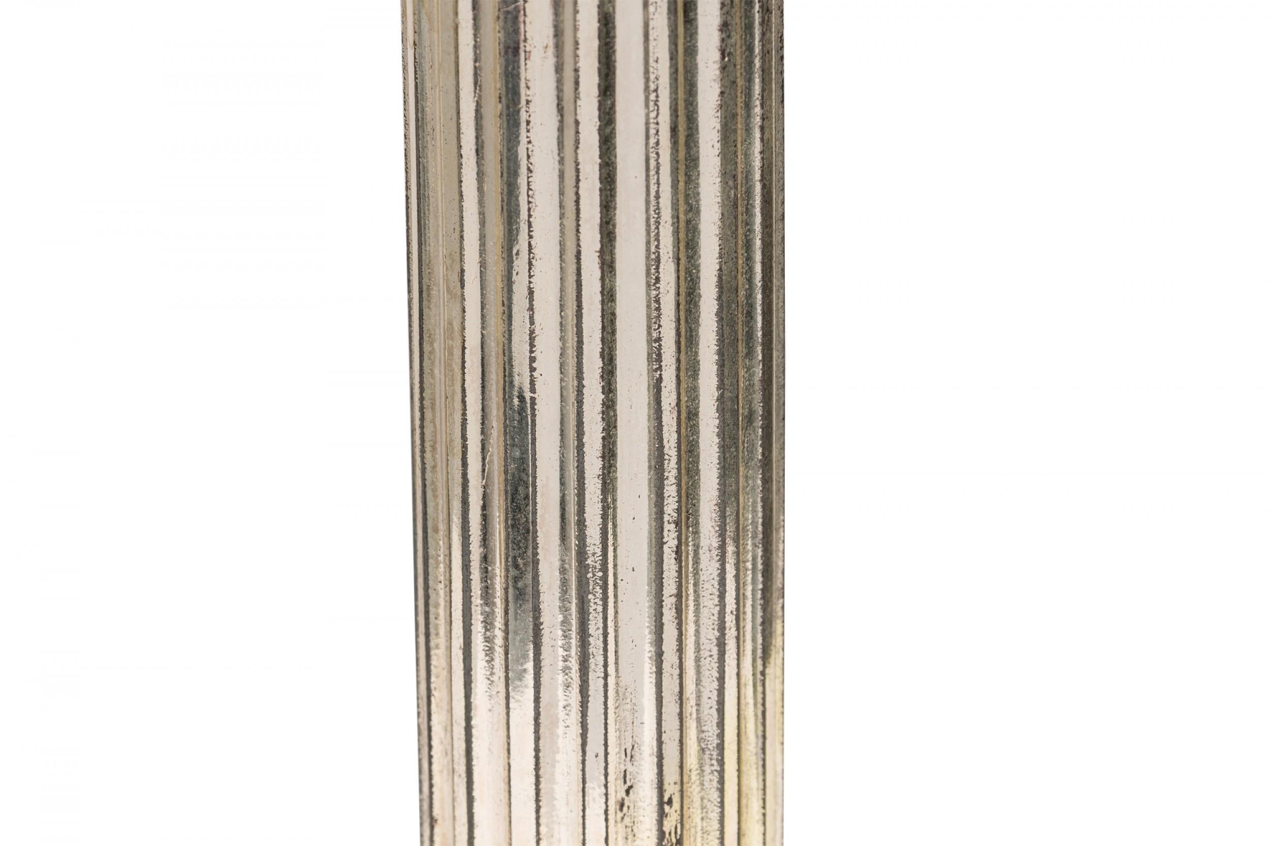Paire de lampes de table à colonne Ionic Order américaines en métal argenté du milieu du siècle dernier en vente 4