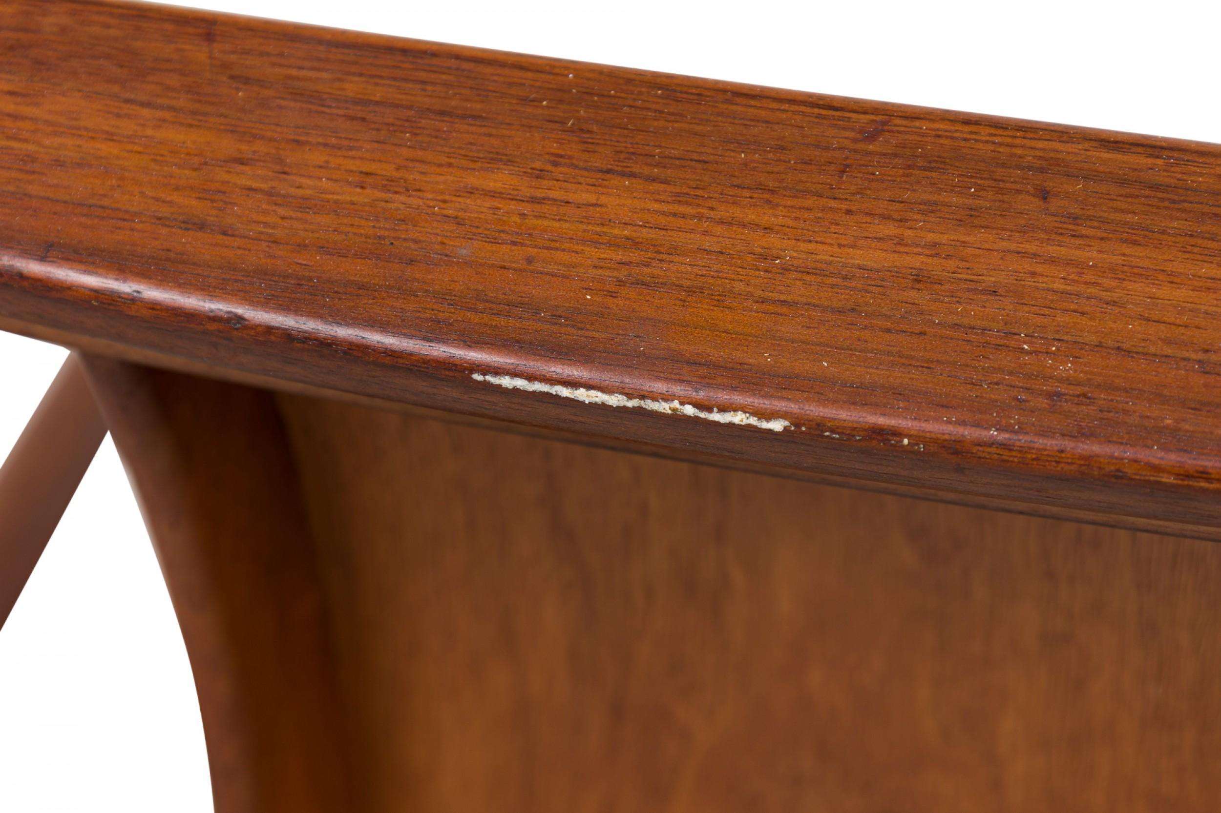 Tissu Paire de fauteuils américains du milieu du siècle à assise rembourrée en vente