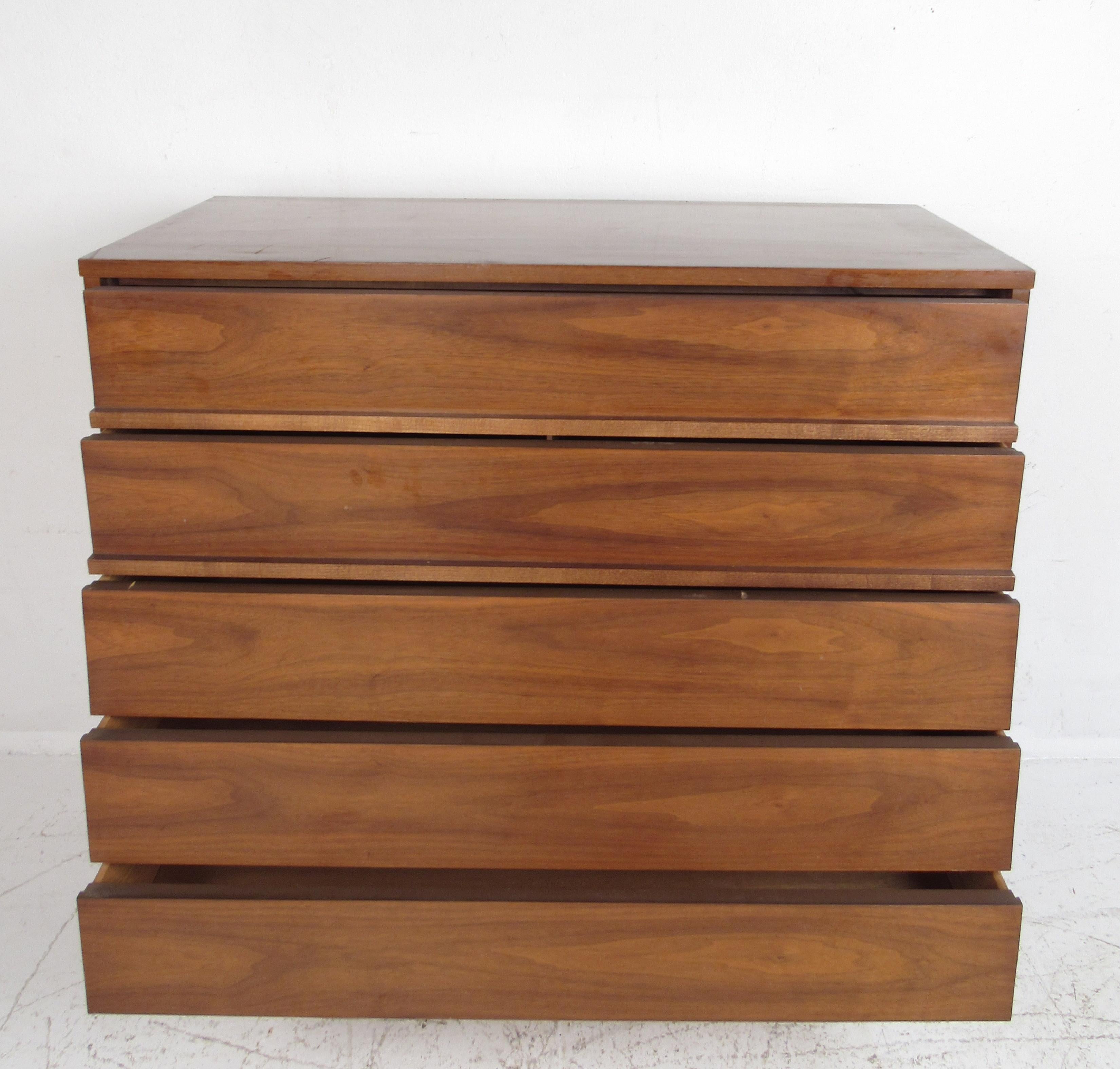 Pair of Midcentury American Walnut Dressers by Dixie Furniture In Good Condition In Brooklyn, NY