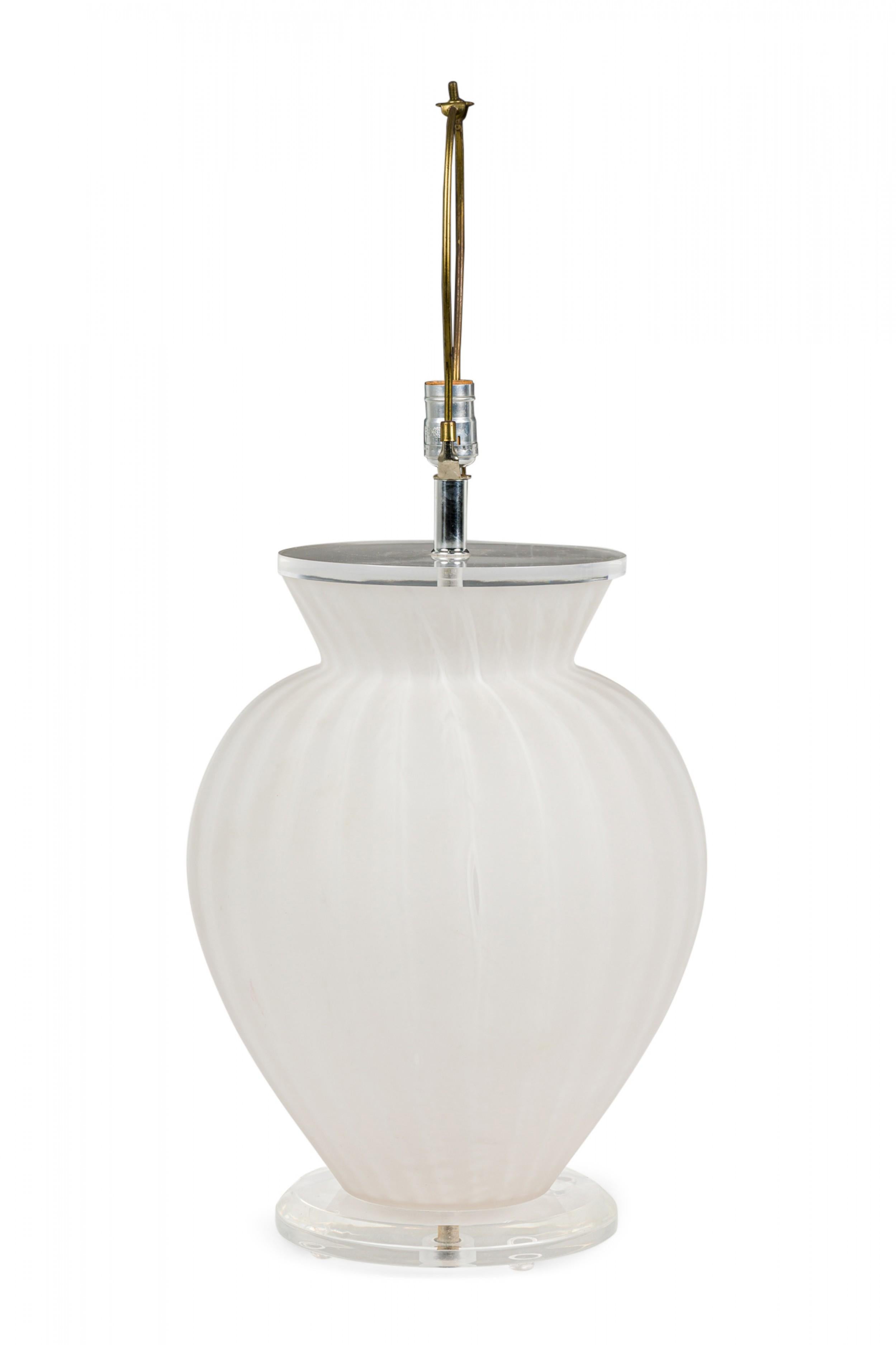 COPPIA di lampade da tavolo americane della metà del secolo scorso a forma di vaso bulboso con un motivo a spirale alternato di vetro smerigliato bianco e traslucido, appoggiate su basi circolari in vetro trasparente e montate con ferramenta in