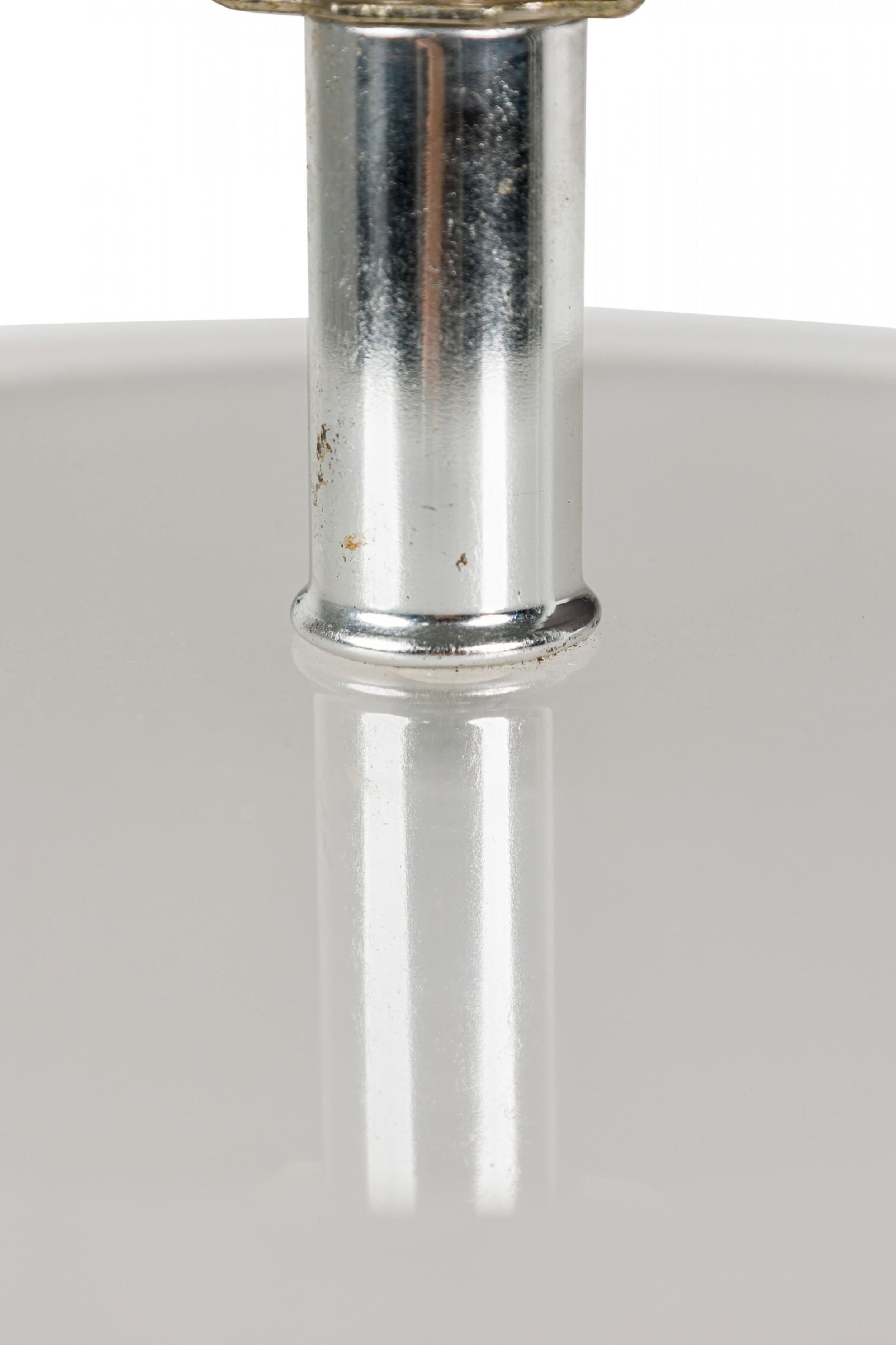 Mid-Century moderno Coppia di lampade da tavolo in vetro bianco smerigliato e a righe della metà del secolo scorso in vendita