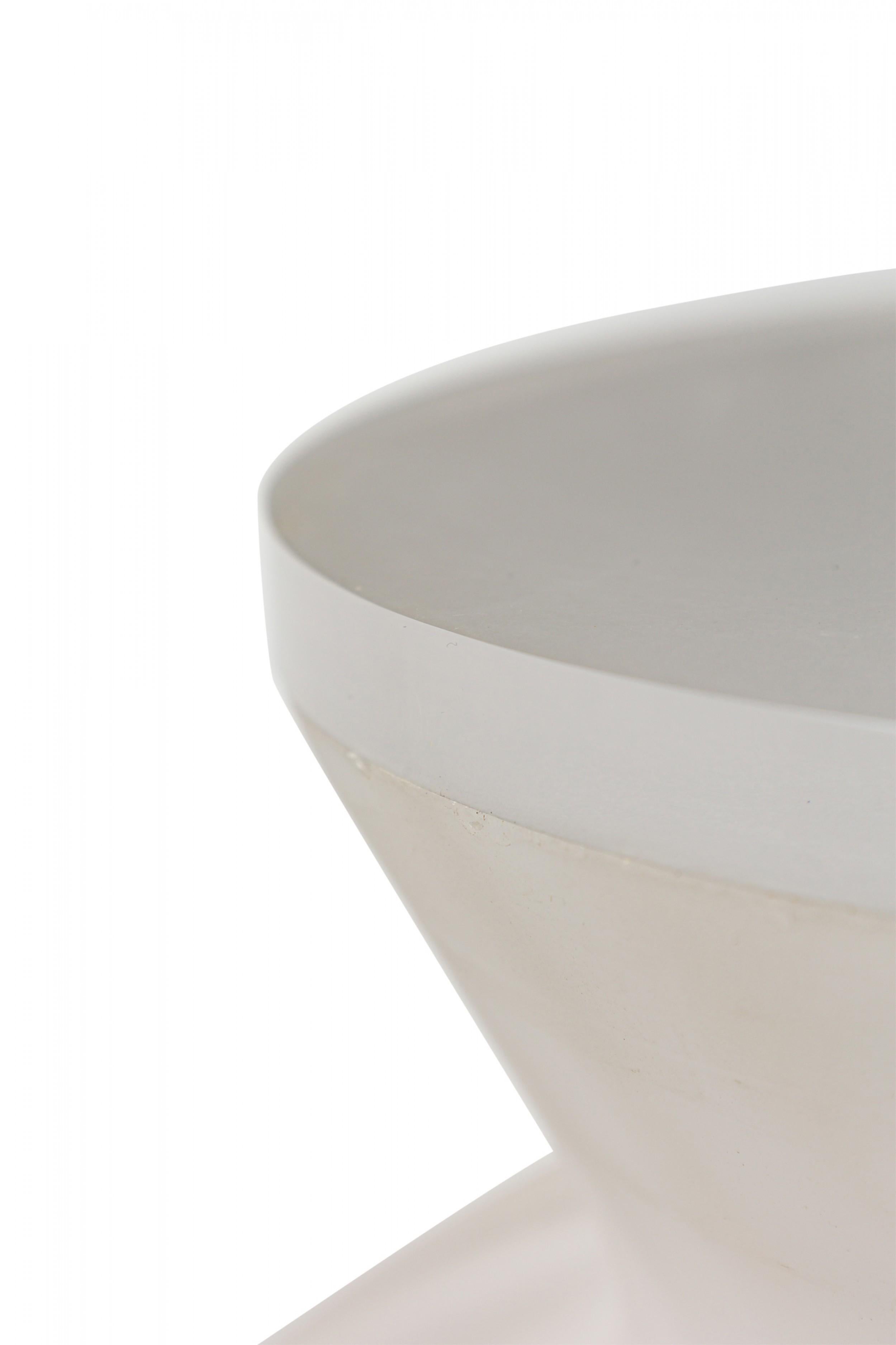 Satinato Coppia di lampade da tavolo in vetro bianco smerigliato e a righe della metà del secolo scorso in vendita