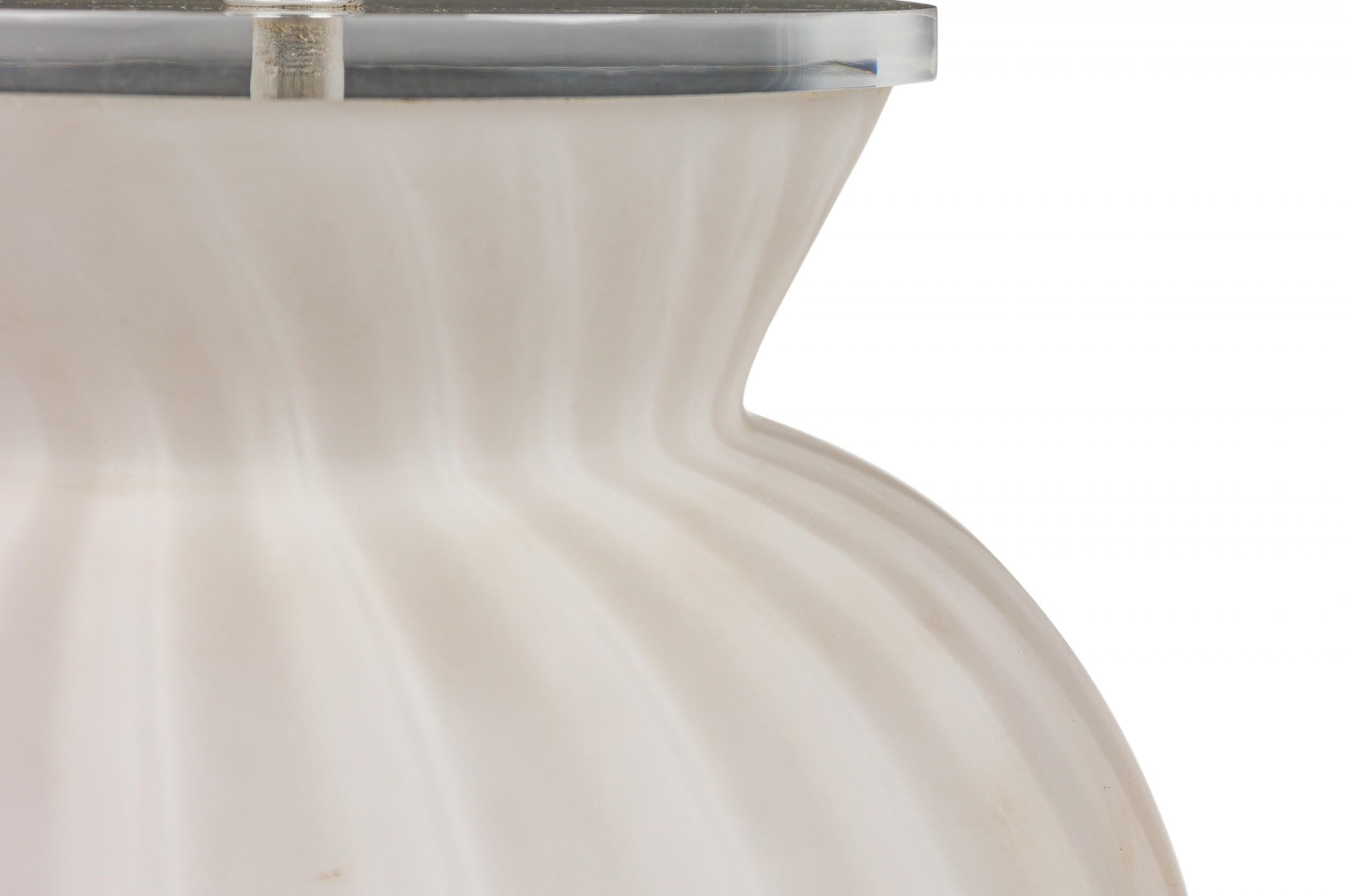 XX secolo Coppia di lampade da tavolo in vetro bianco smerigliato e a righe della metà del secolo scorso in vendita