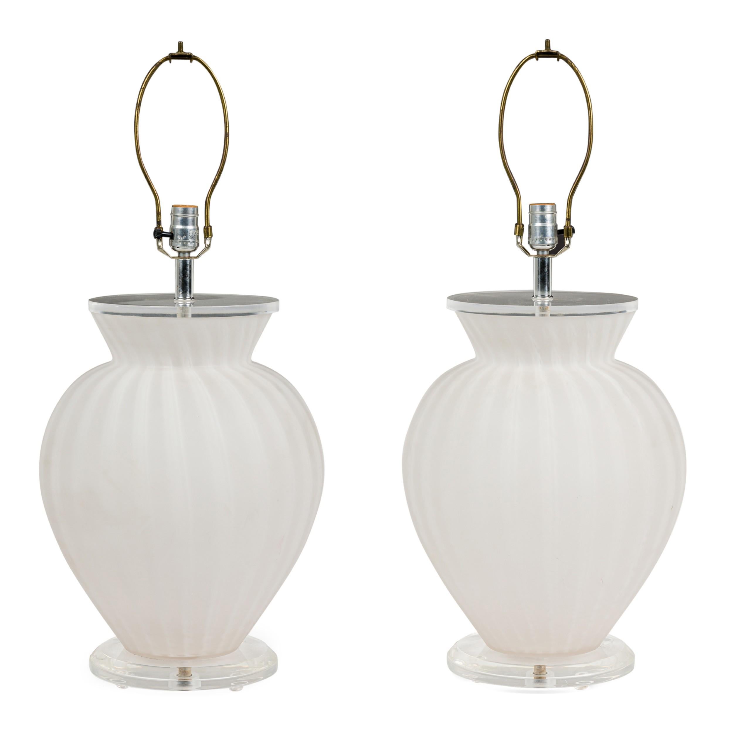 Ottone Coppia di lampade da tavolo in vetro bianco smerigliato e a righe della metà del secolo scorso in vendita