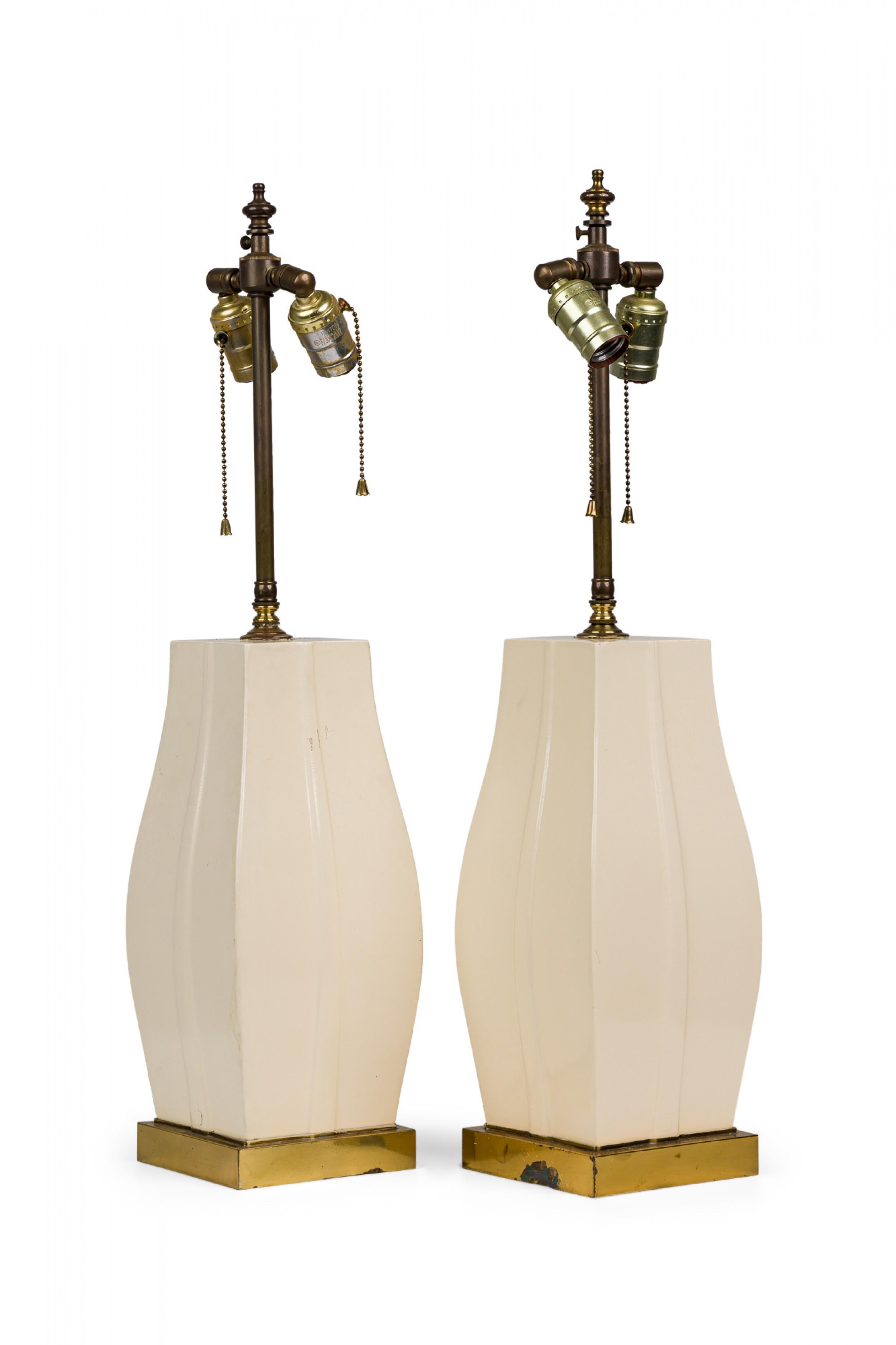 Paire de lampes de table de forme bombée en laque blanche, sur socle en laiton, datant du milieu du siècle dernier. en vente 2