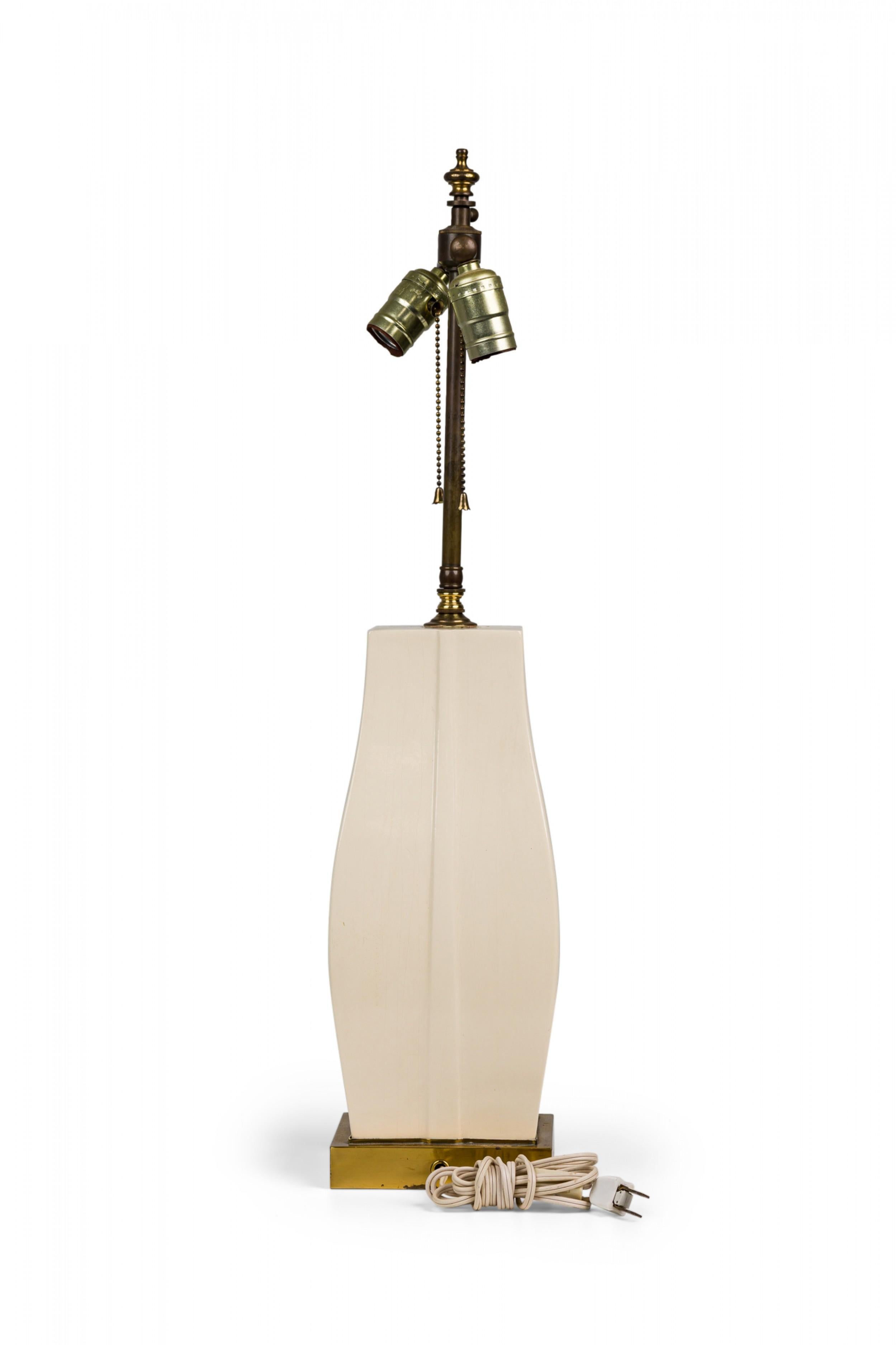 Pair of Midcentury American White Lacquer Bombe Form Table Lamps on Brass Bases In Good Condition For Sale In New York, NY