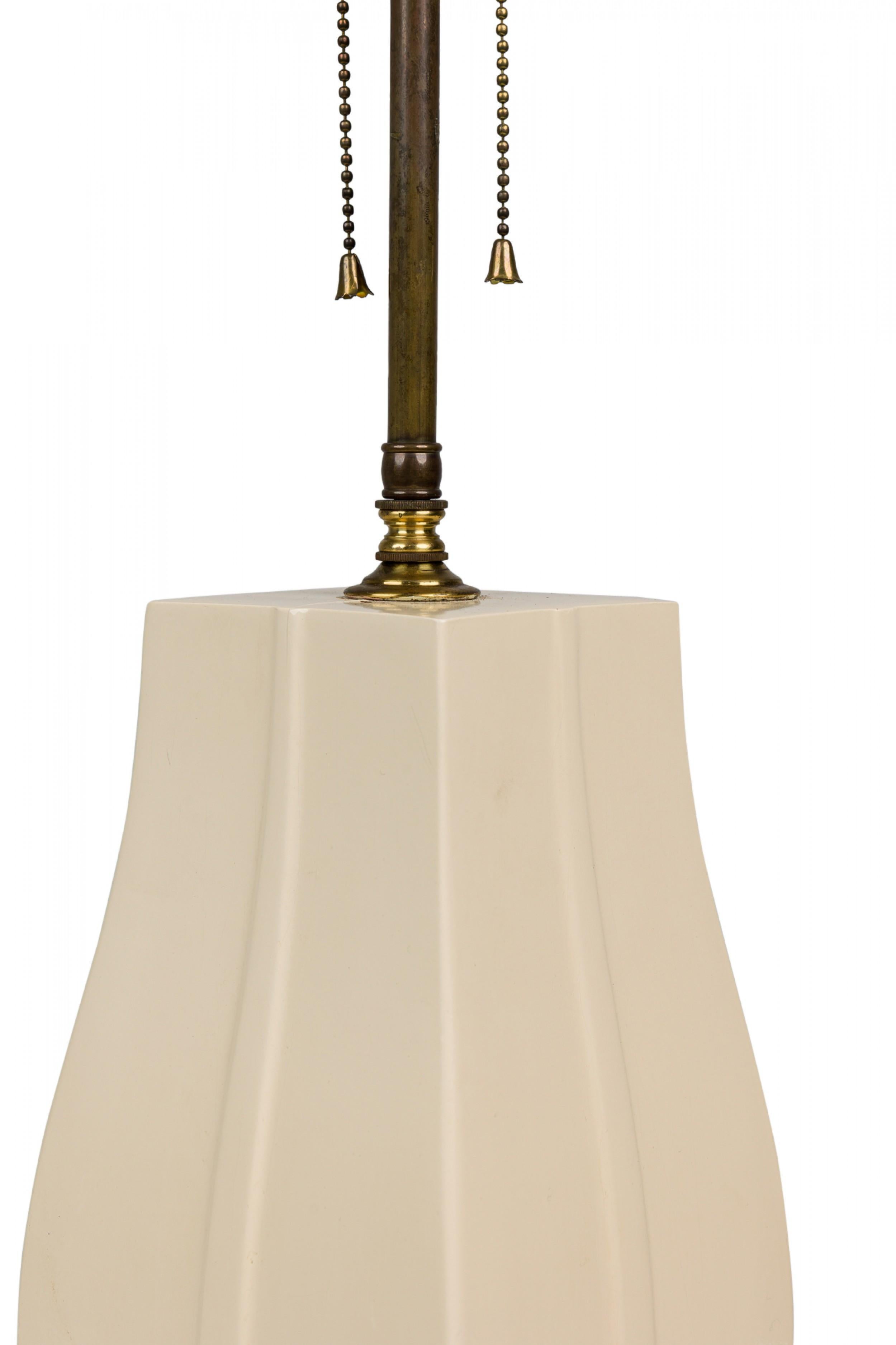 Pair of Midcentury American White Lacquer Bombe Form Table Lamps on Brass Bases For Sale 2