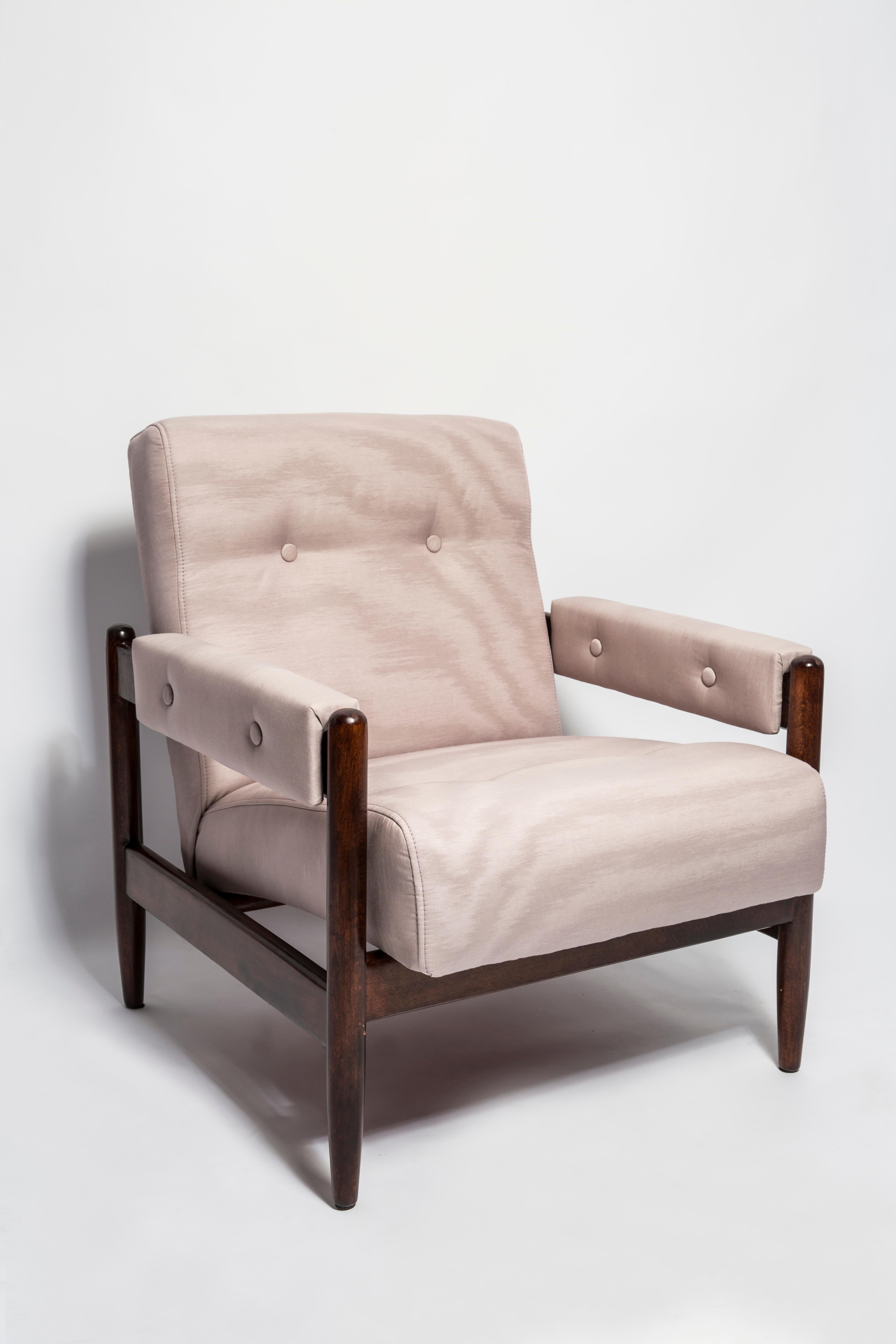 Ein wunderschöner Sessel, der in den 1960er Jahren in Polen hergestellt wurde. Stabiles Design der Möbel und ein bequemer Sitz. Möbel nach vollständiger Renovierung der Polsterung, aufgefrischte Holzarbeiten. Das Ganze ist mit hochwertigem, angenehm