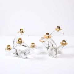 Pareja de candelabros de cristal amorfo y latón de 4 brazos de mediados de siglo Firmado Schneider
