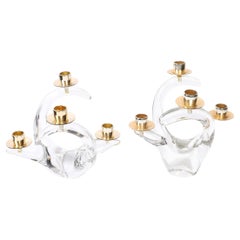 Pareja de candelabros de cristal amorfo y latón de 4 brazos de mediados de siglo Firmado Schneider
