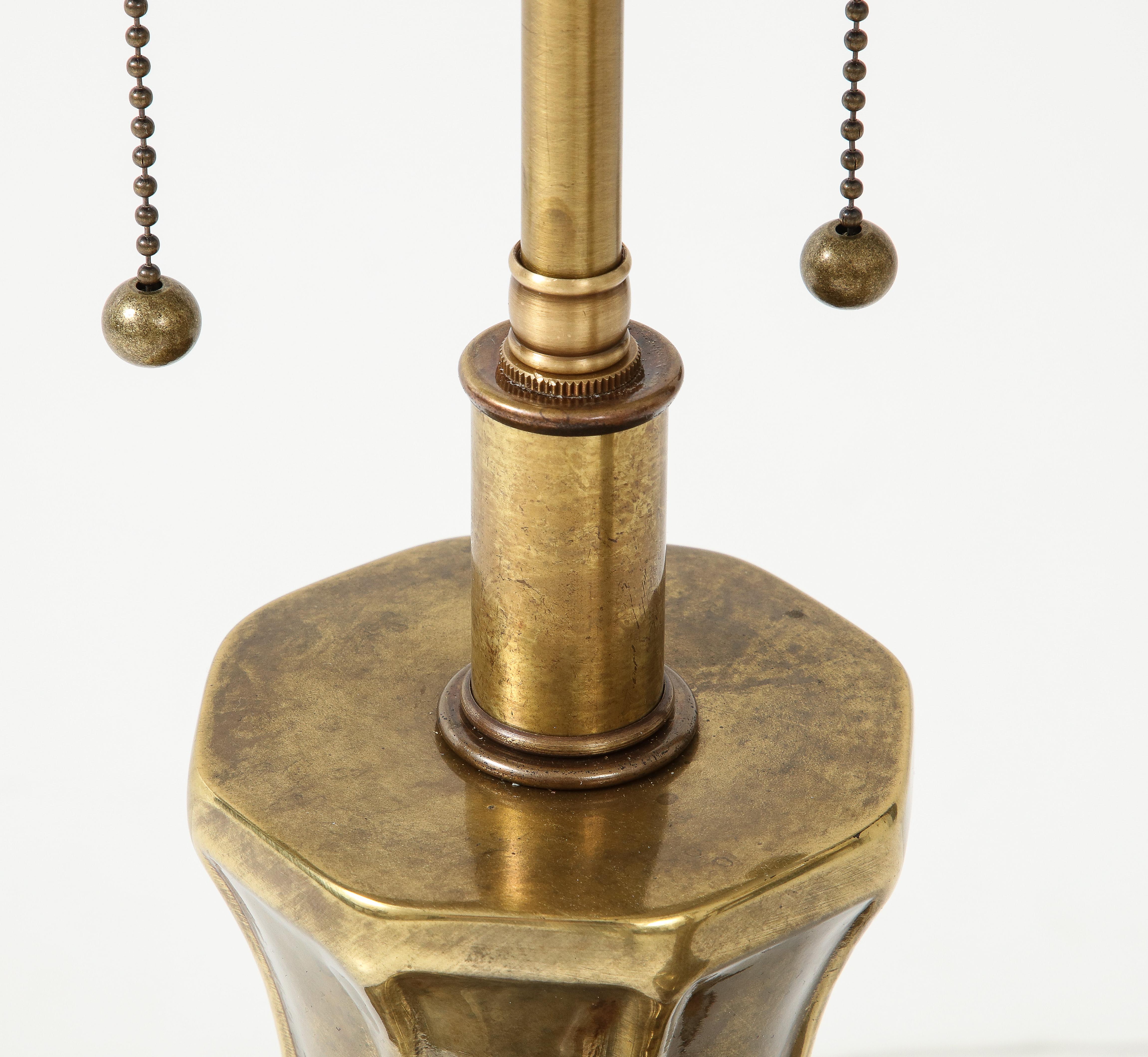 Paar antike Messinglampen aus der Mitte des Jahrhunderts von Frederick Cooper. im Angebot 4