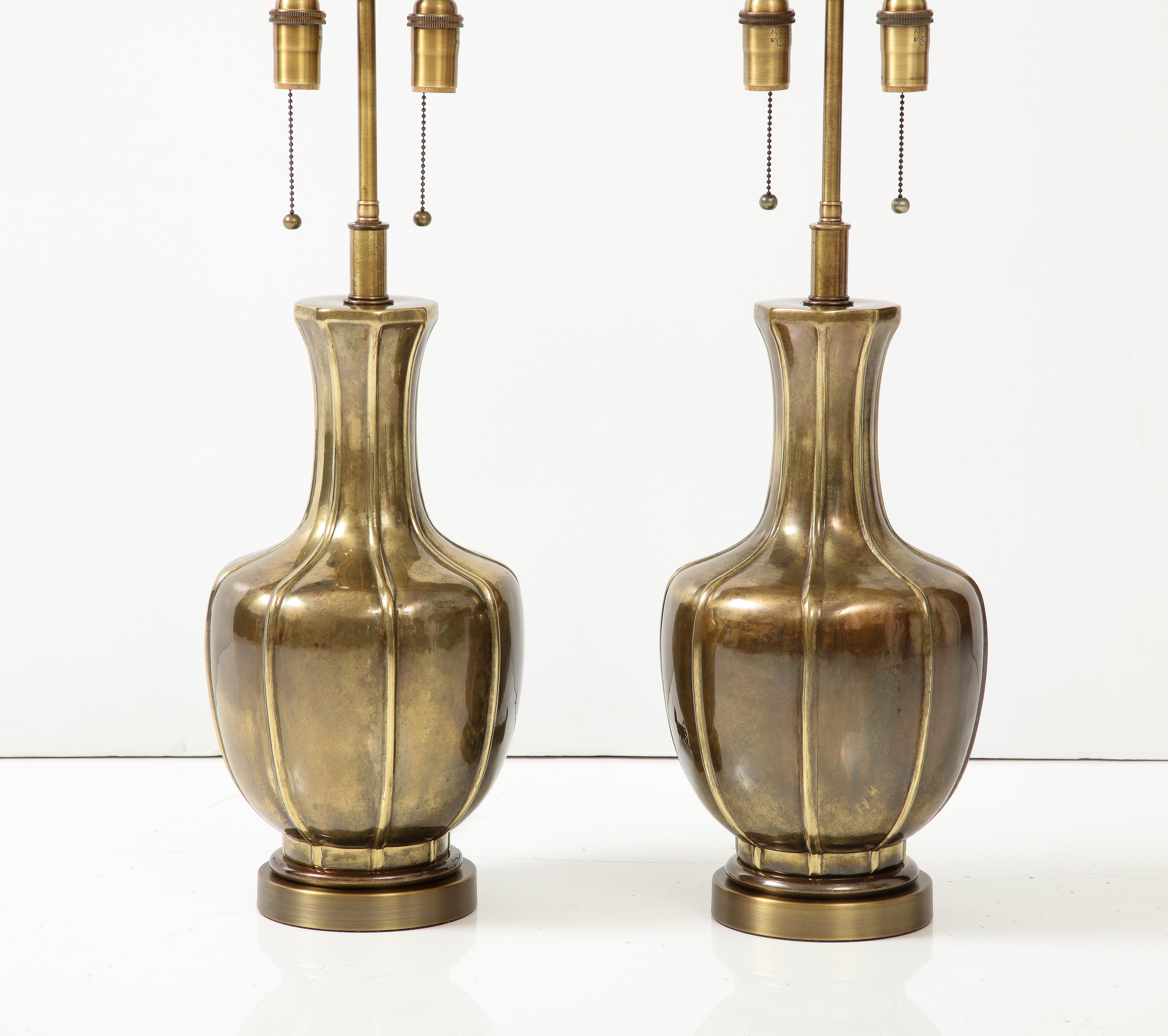 Paar antike Messinglampen aus der Mitte des Jahrhunderts von Frederick Cooper. (Moderne der Mitte des Jahrhunderts) im Angebot