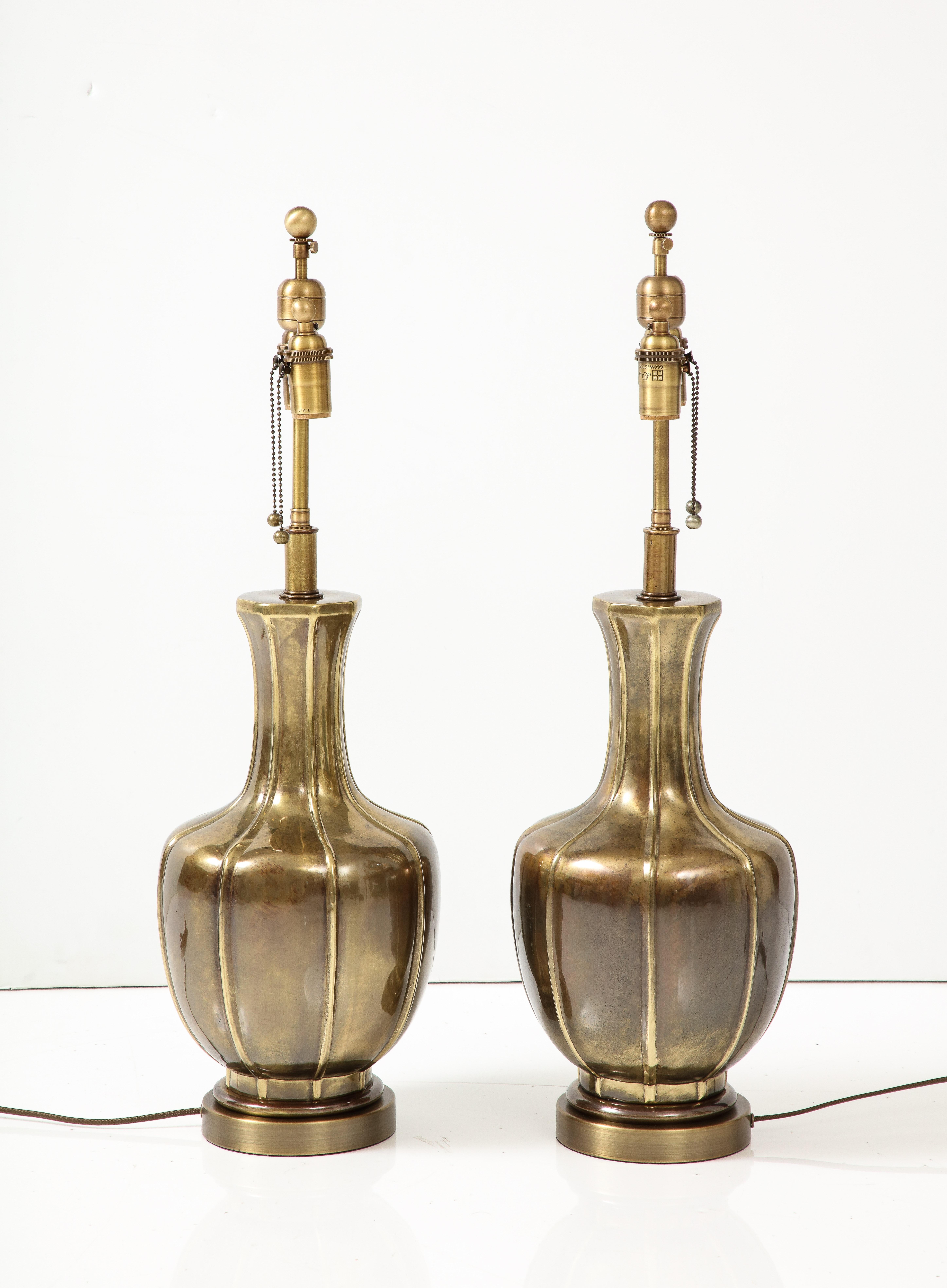 Paar antike Messinglampen aus der Mitte des Jahrhunderts von Frederick Cooper. (Geölt) im Angebot