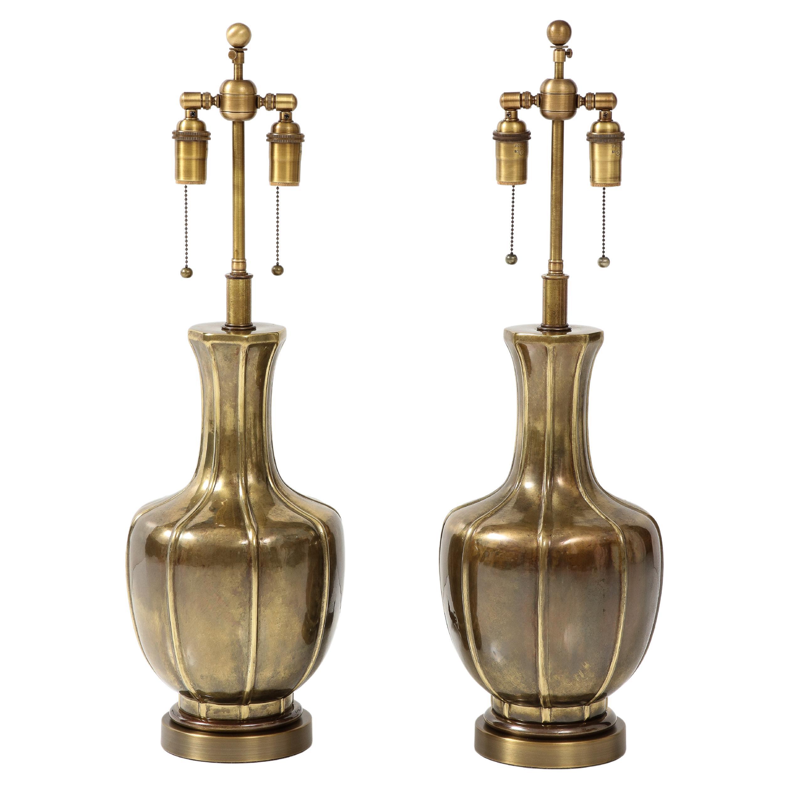 Paar antike Messinglampen aus der Mitte des Jahrhunderts von Frederick Cooper.