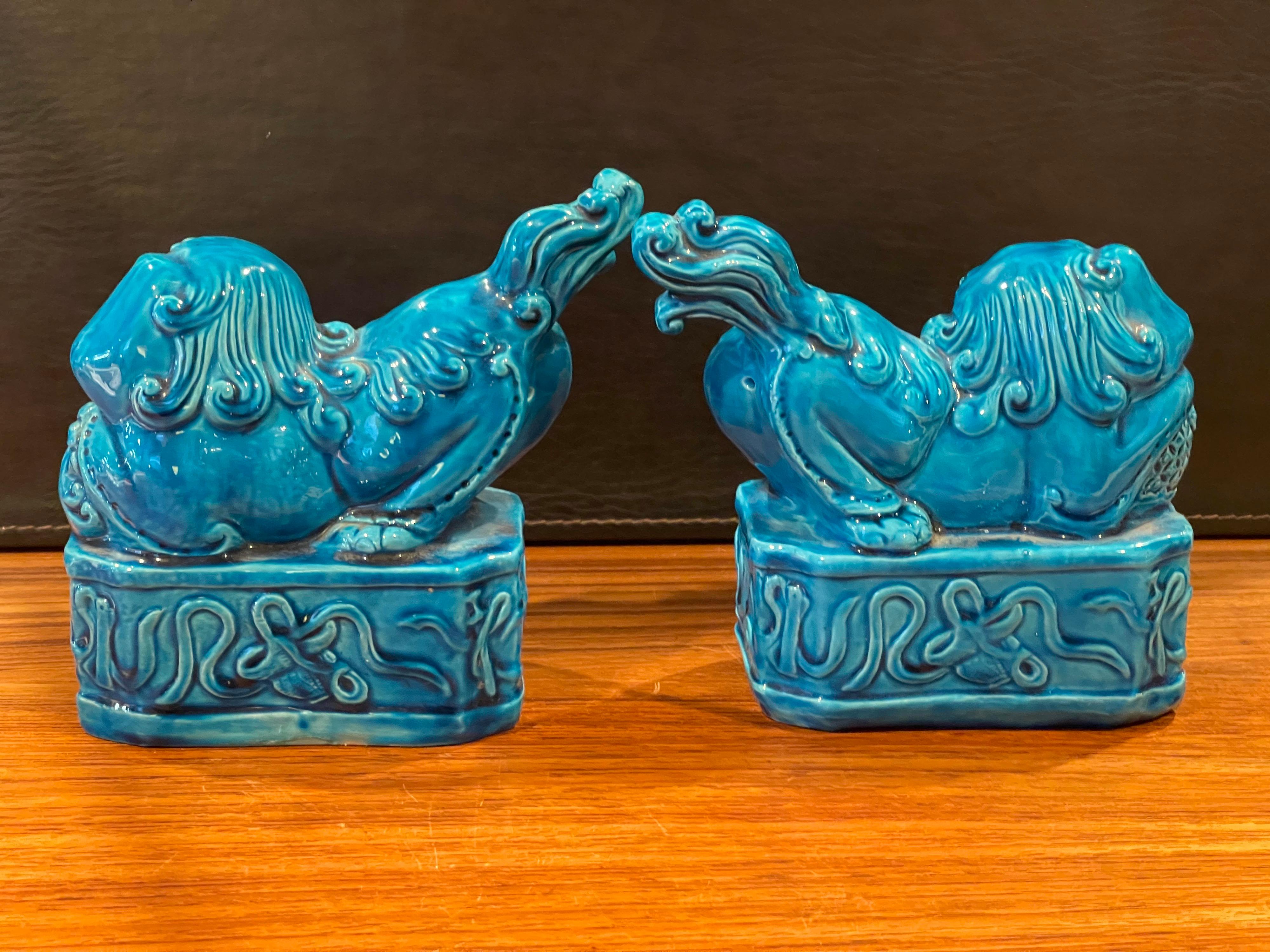 Pair of Mid-Century Aqua Ceramic Foo Dogs / Bookends In Good Condition For Sale In San Diego, CA