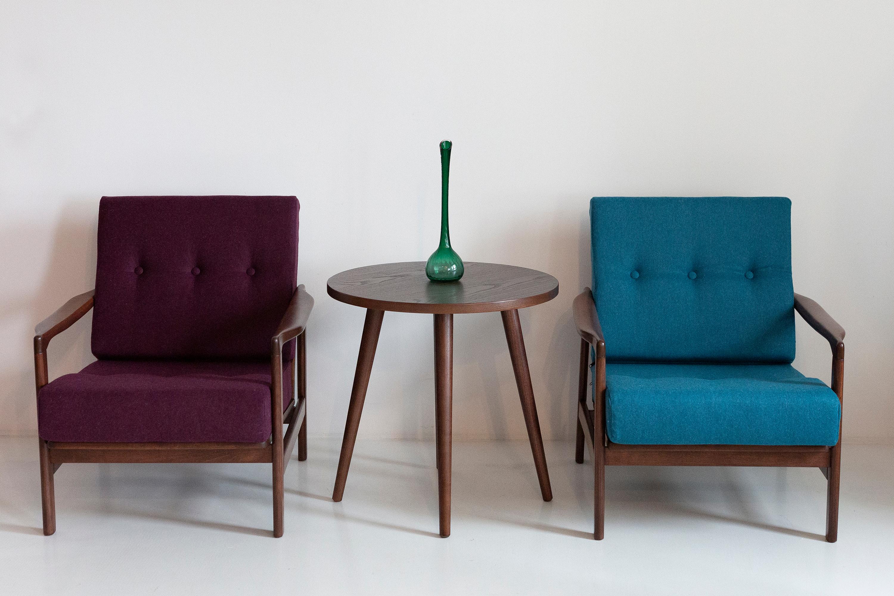 Der Sessel B-7522 wurde in den 1960er Jahren von Zenon Baczyk entworfen und von den Swarzedz-Möbelfabriken in Polen hergestellt. Dies ist original Vintage-Sessel nach der Renovierung, sie sind nicht neu! 

Die Möbel sind in perfektem Zustand,