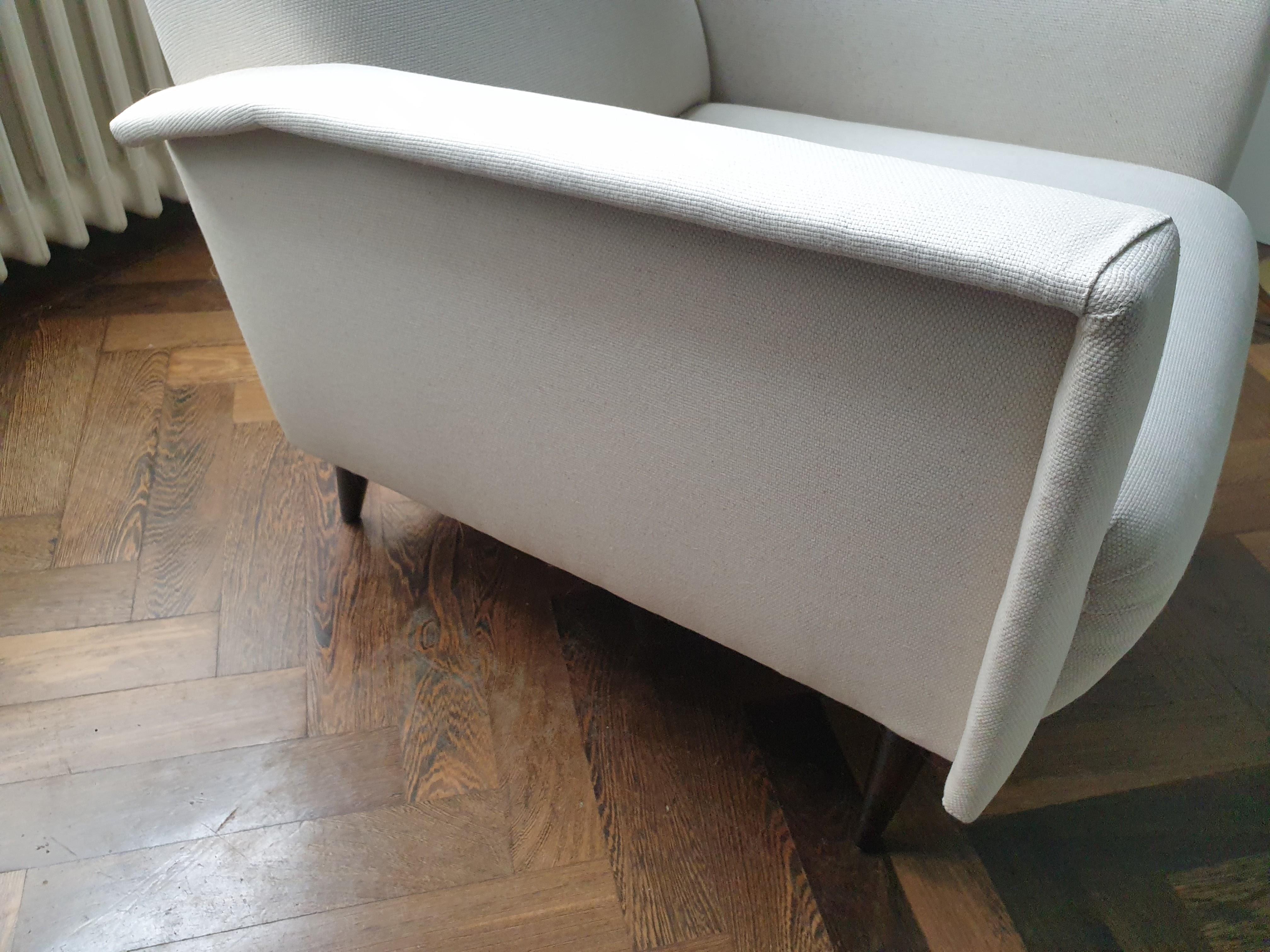 Pair of Mid Century armchairs attributed to Gio Ponti For Sale 3