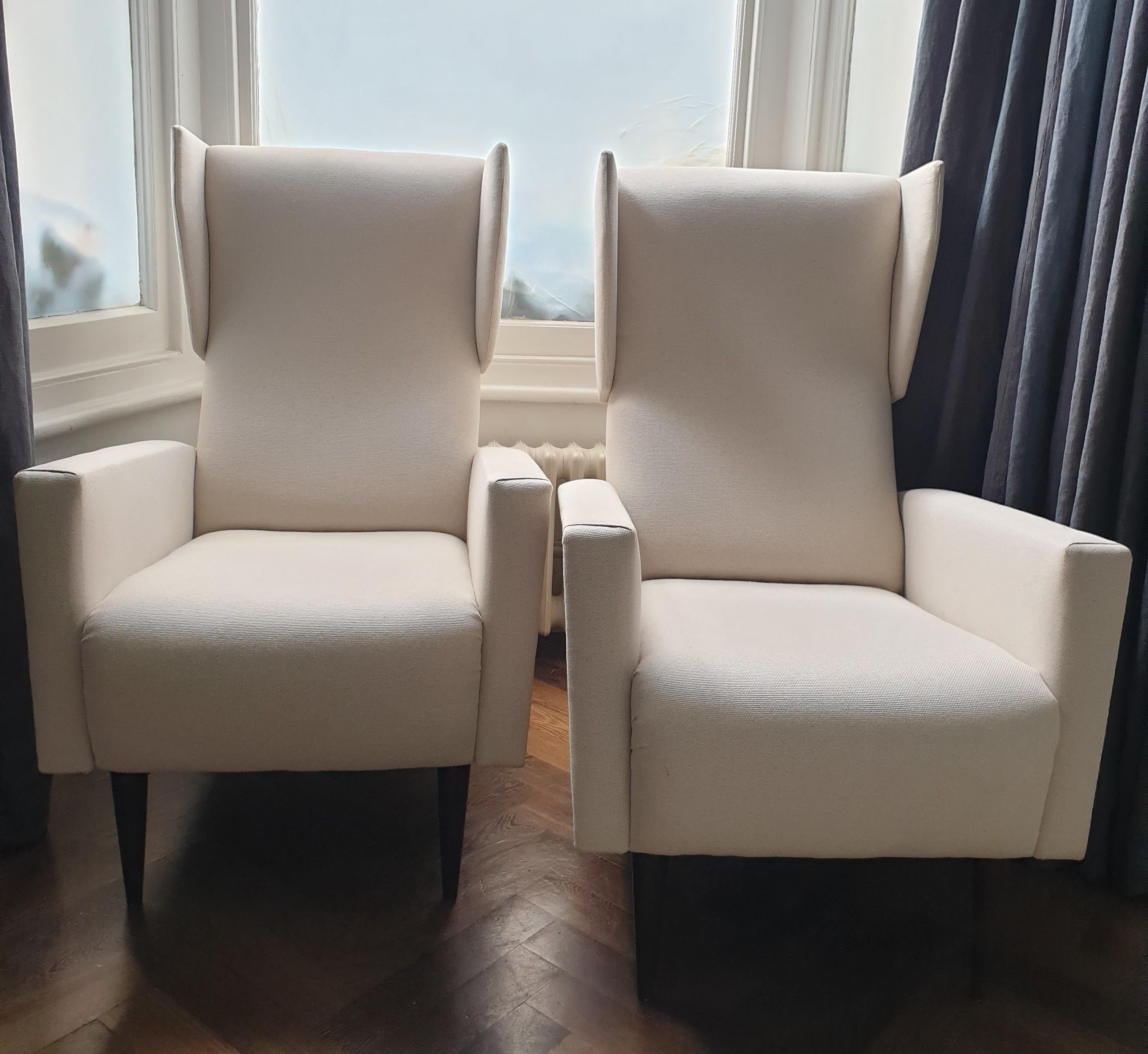 Pair of Mid Century armchairs attributed to Gio Ponti For Sale 1