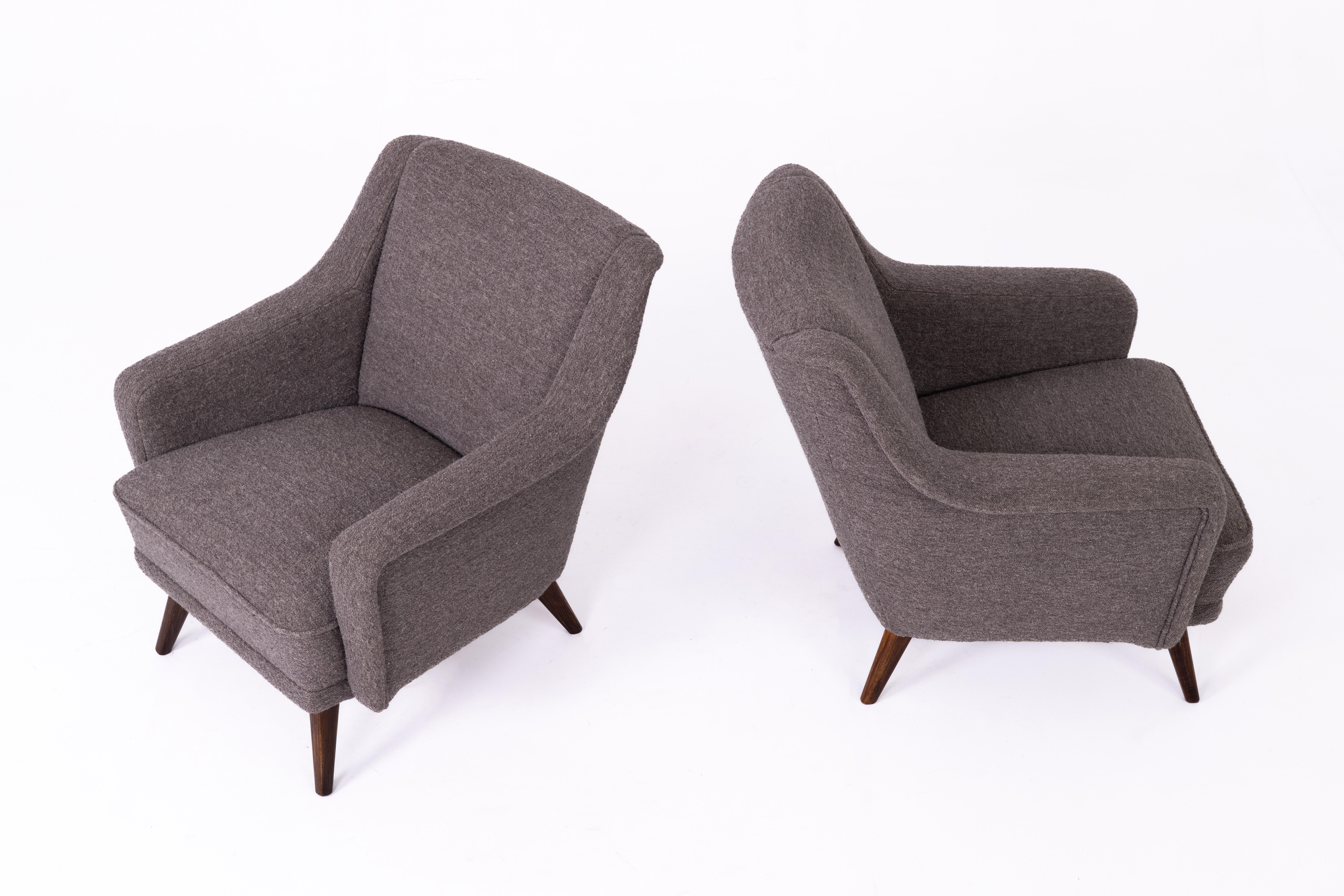 Austrian Pair of Mid-century armchairs, Austria 1950s, Newly Reupholstered, Linen Fabric For Sale