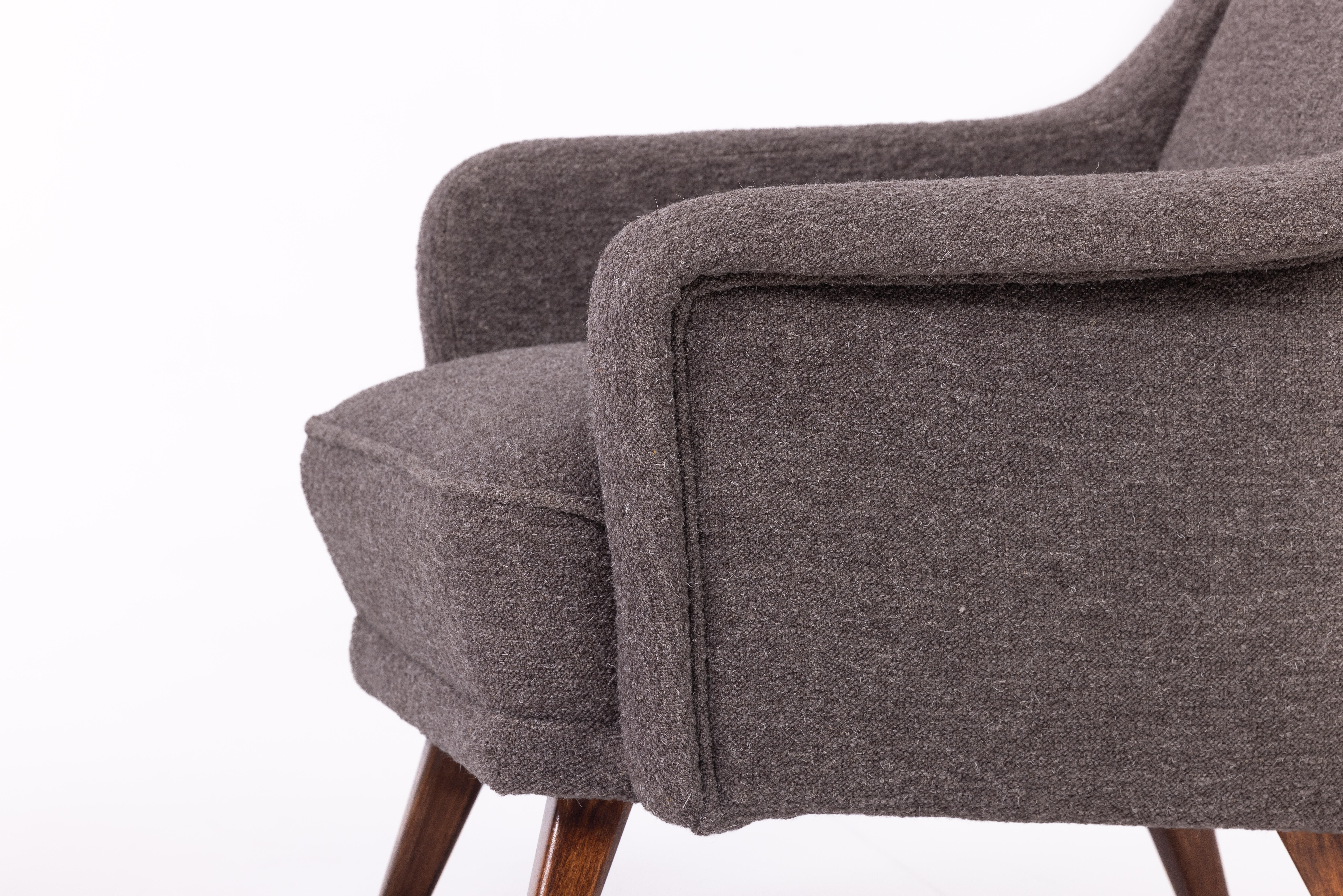 Pair of Mid-century armchairs, Austria 1950s, Newly Reupholstered, Linen Fabric For Sale 1