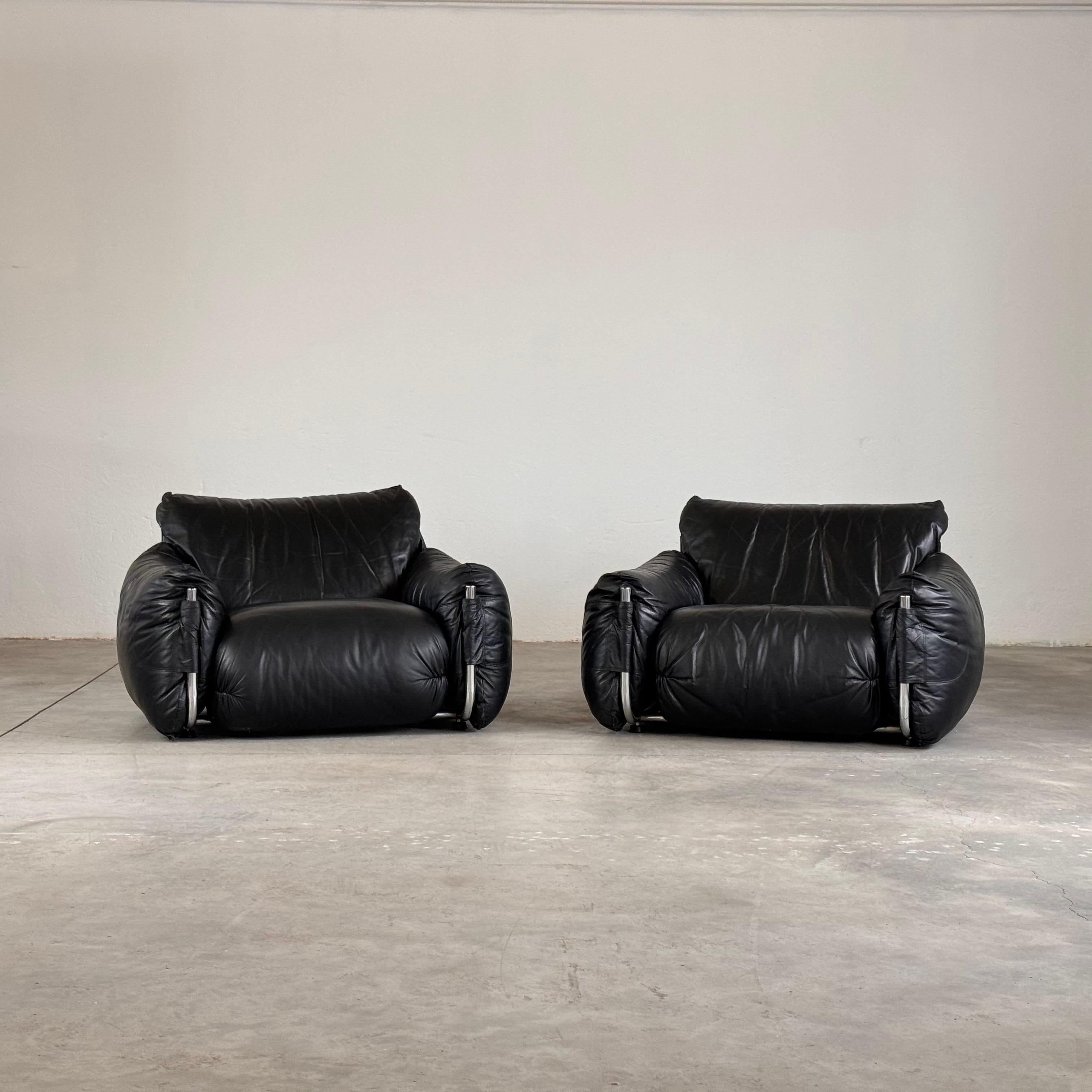 Questa coppia di poltrone di metà secolo, disegnate da Giuseppe Munari per Poltrona Munari negli anni '70, incarna sia lo stile che il comfort. L'originale rivestimento in pelle nera è abbinato a un'elegante struttura in acciaio cromato, che offre