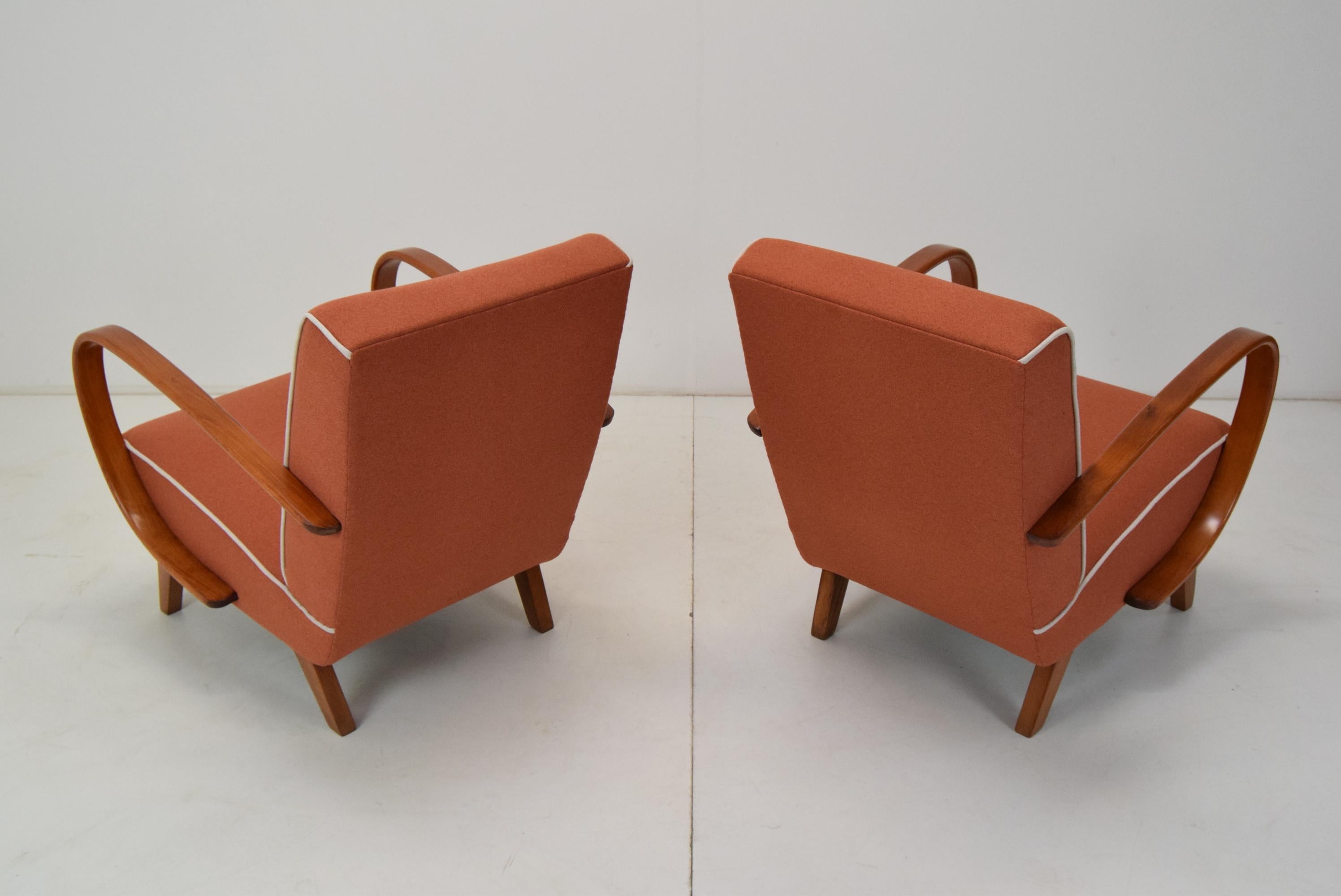 Tissu Paire de fauteuils du milieu du siècle par Jindrich Halabala, années 1950 en vente