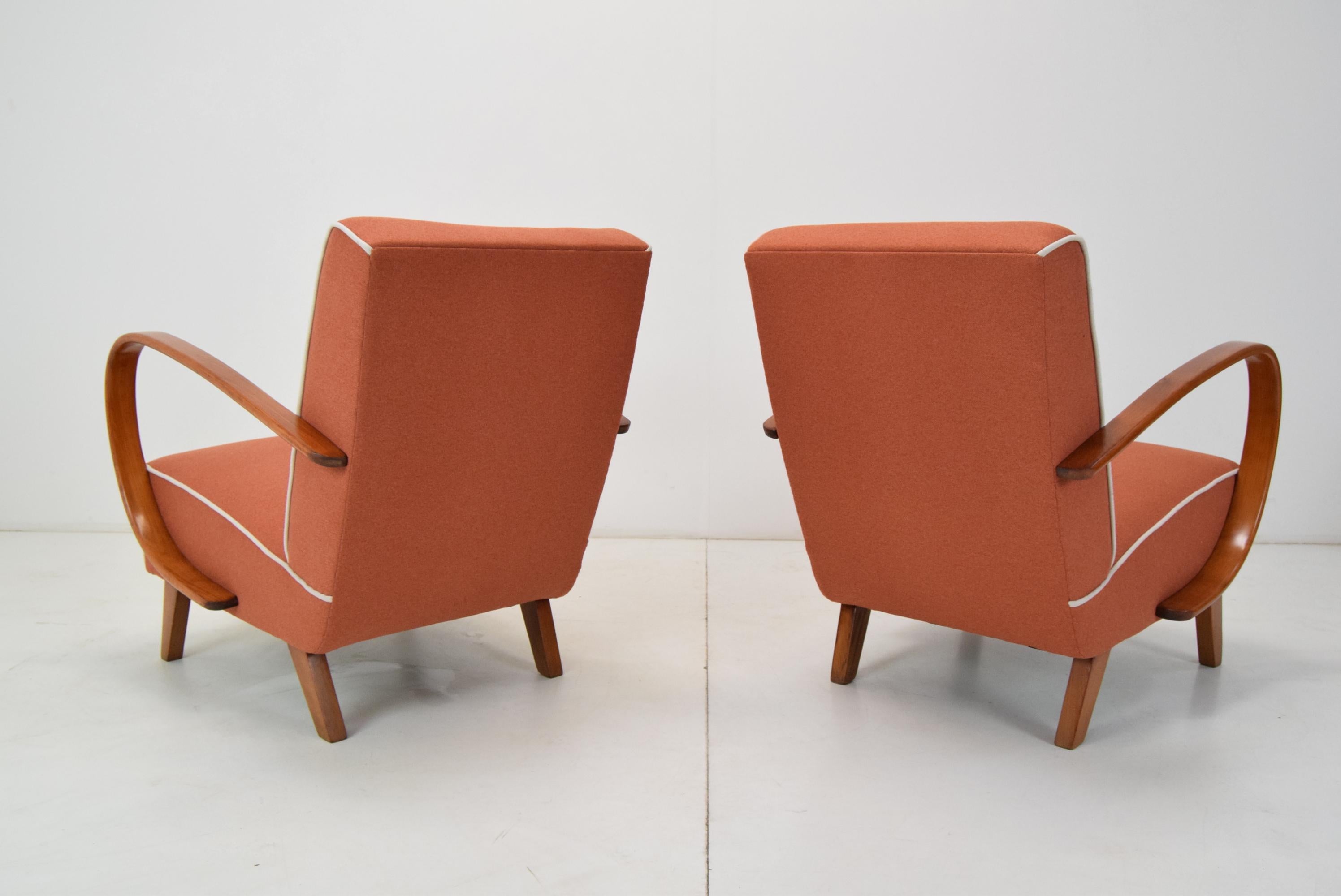 Paire de fauteuils du milieu du siècle par Jindrich Halabala, années 1950 en vente 1