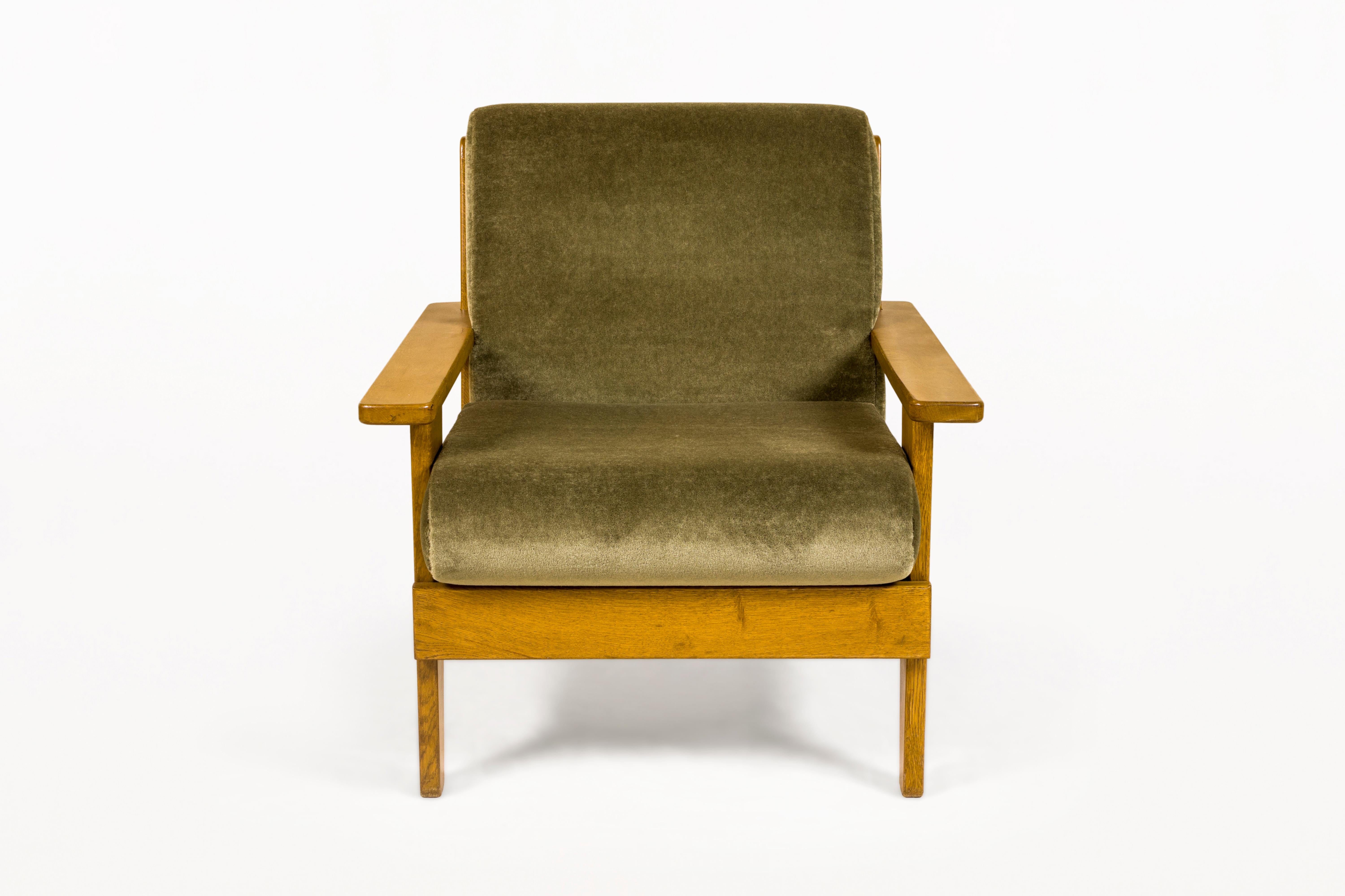 Pair of Mid-Century Armchairs
Made with elm.
Veery decorative.
Newly reupholstered with a Pierre Frey Mohair fabric.
Circa 1960, France.
Very good vintage condition.
Mid-Century Modern (MCM) is a design movement in interior, product, graphic design,
