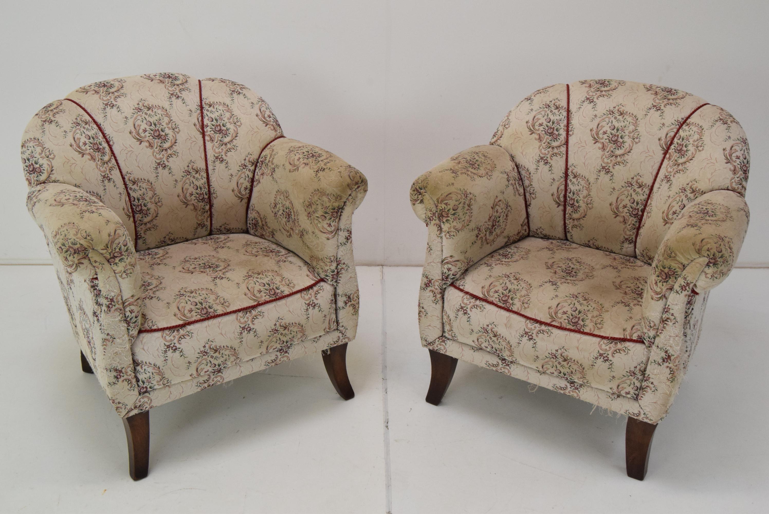
Made of Fabric,Wood
Armchairs are suitable for reupholstery
The fabric is damaged and dirty in places
The chairs are comfortable
Possible to buy 