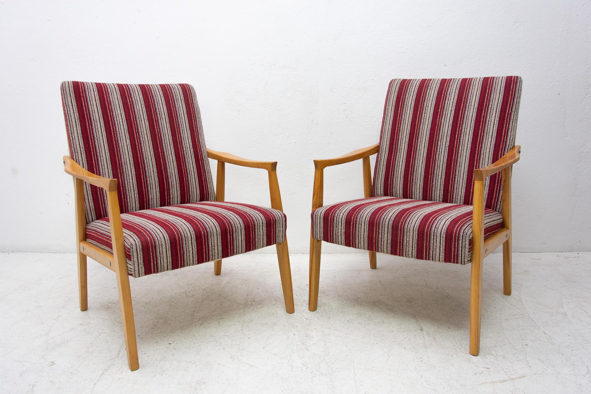 Une paire de fauteuils de style danois, fabriqués dans l'ancienne Tchécoslovaquie dans les années 1960. La structure est en bois de hêtre et les chaises ont un rembourrage original. Les chaises sont en bon état vintage, elles montrent de légers