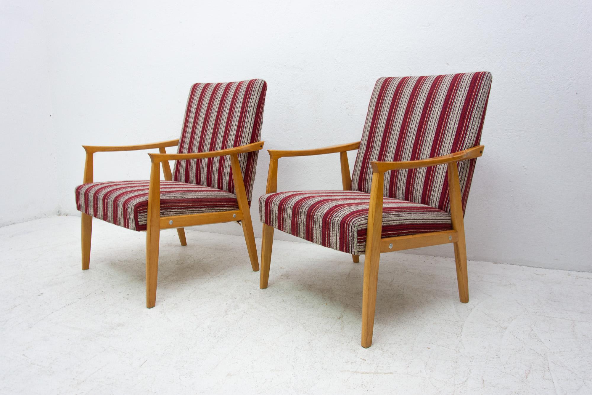 Tissu  Paire de fauteuils du milieu du siècle dernier, Tchécoslovaquie, années 1960 en vente
