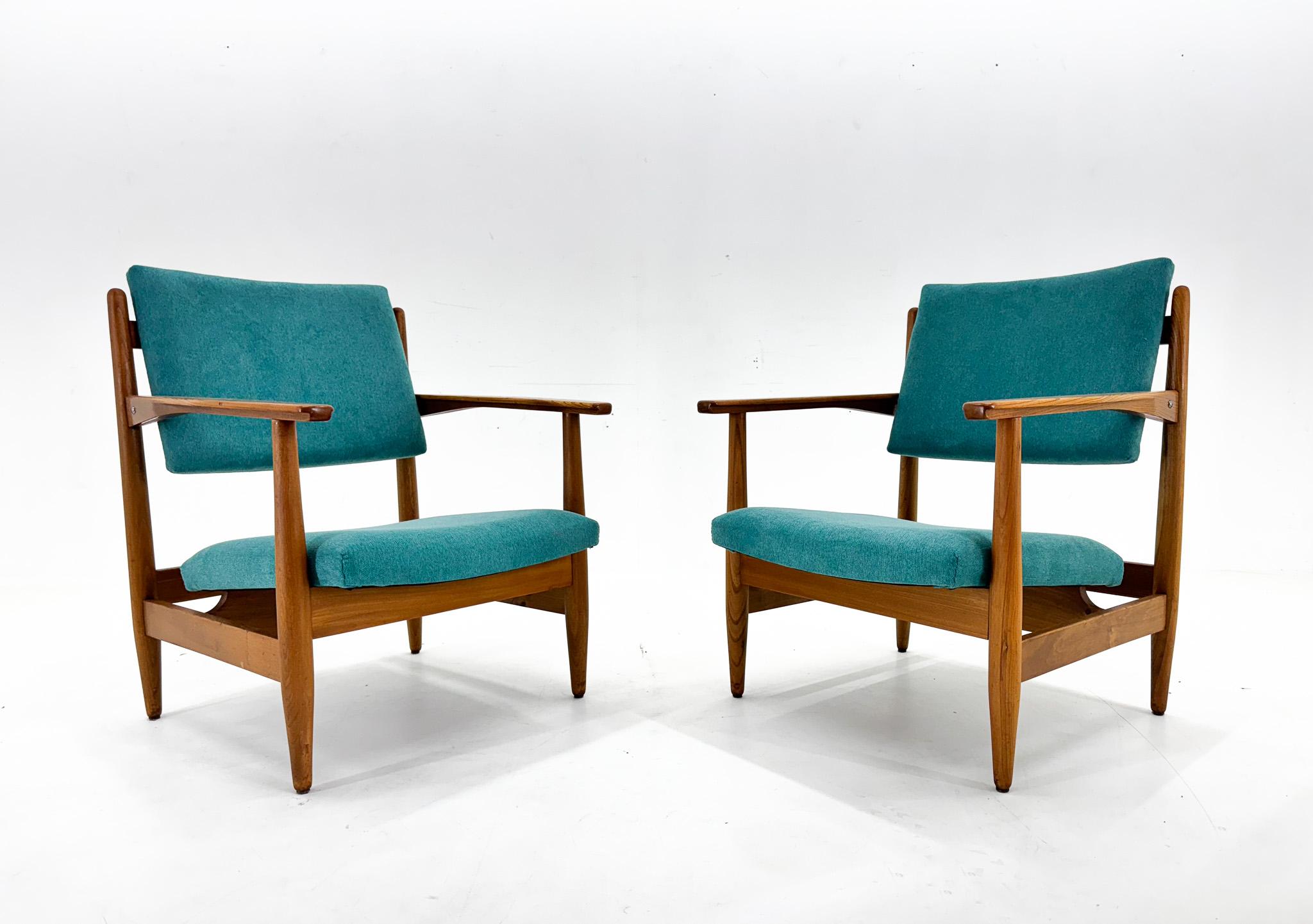 Set di due poltrone moderne di metà secolo. Tappezzeria nuova. Realizzato nell'ex Cecoslovacchia negli anni '70.