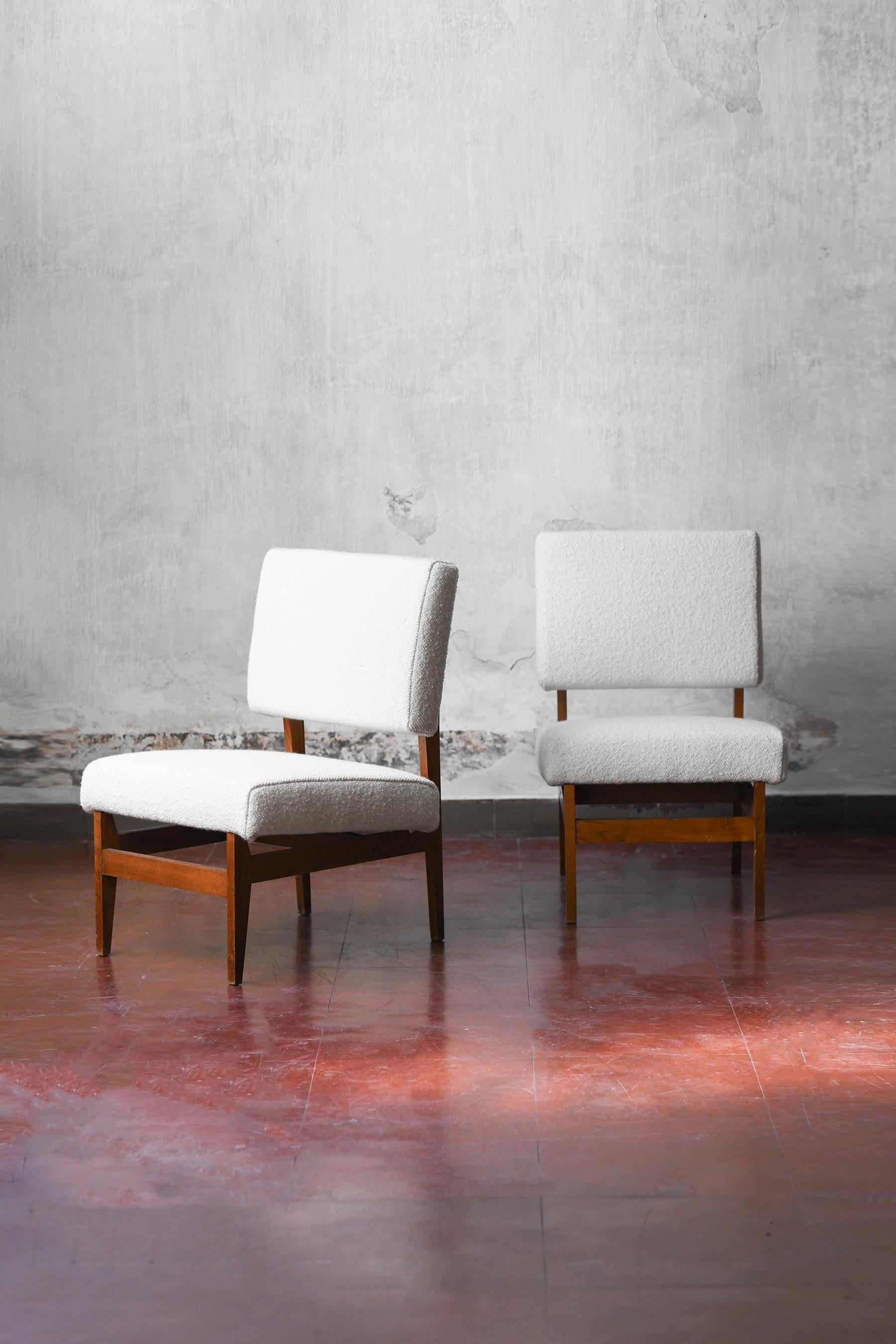 Pair of Mid-Century armchairs.
Attributed to Edmondo Palutari for Dassi Mobili Moderni, Italy 1950
Product details
Covered with Dedar fabric. Wooden structure.
Dimensions 50 L x 78 H x 56 D cm
Sold as set of 2.