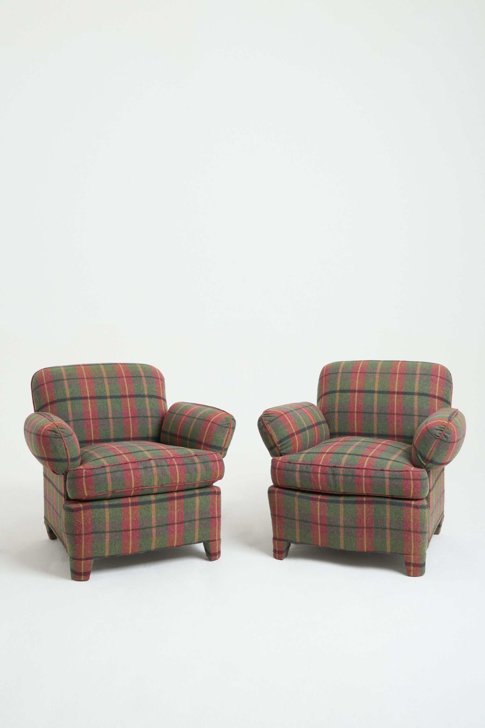 A pair of armchairs, entirely upholstered in wool tartan, including their four feet.
France, third quarter of the 20th Century
80 cm high by 90 cm wide by 90 cm depth, seat height 47 cm