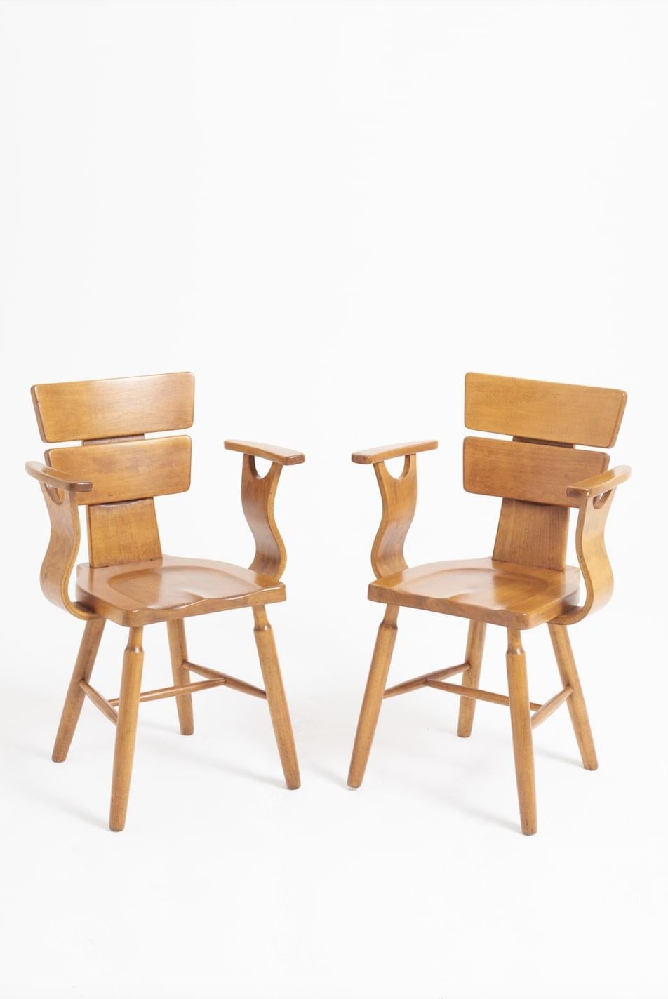 Una coppia di poltrone in faggio e legno curvato
Italia, metà del XX secolo
84,5 cm di altezza per 55,5 cm di larghezza per 46 cm di profondità, altezza della seduta: 46 cm