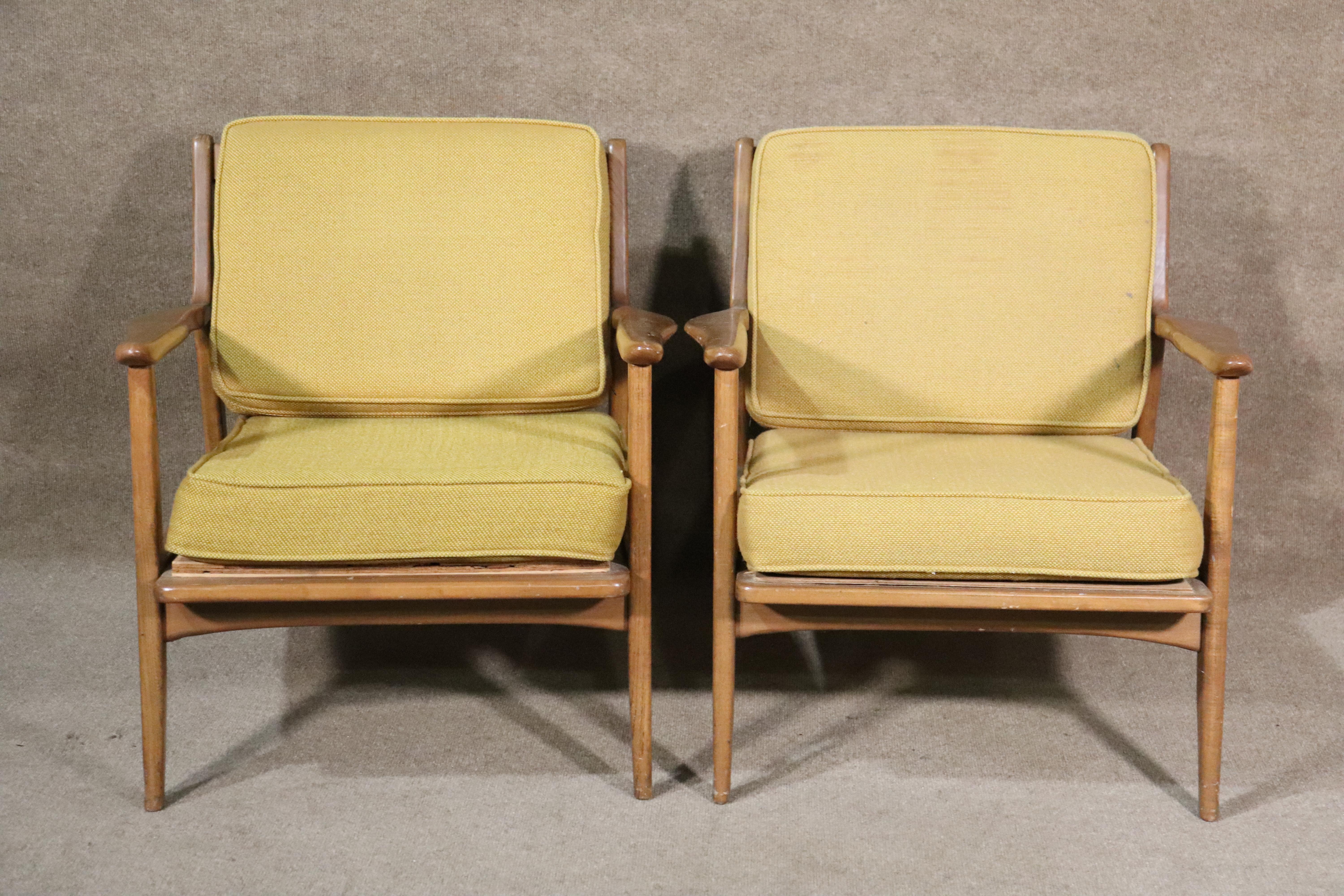 Pair of mid-century modern lounge chairs with slat backs. Two cushions set in a strong walnut frame.
Please confirm location.