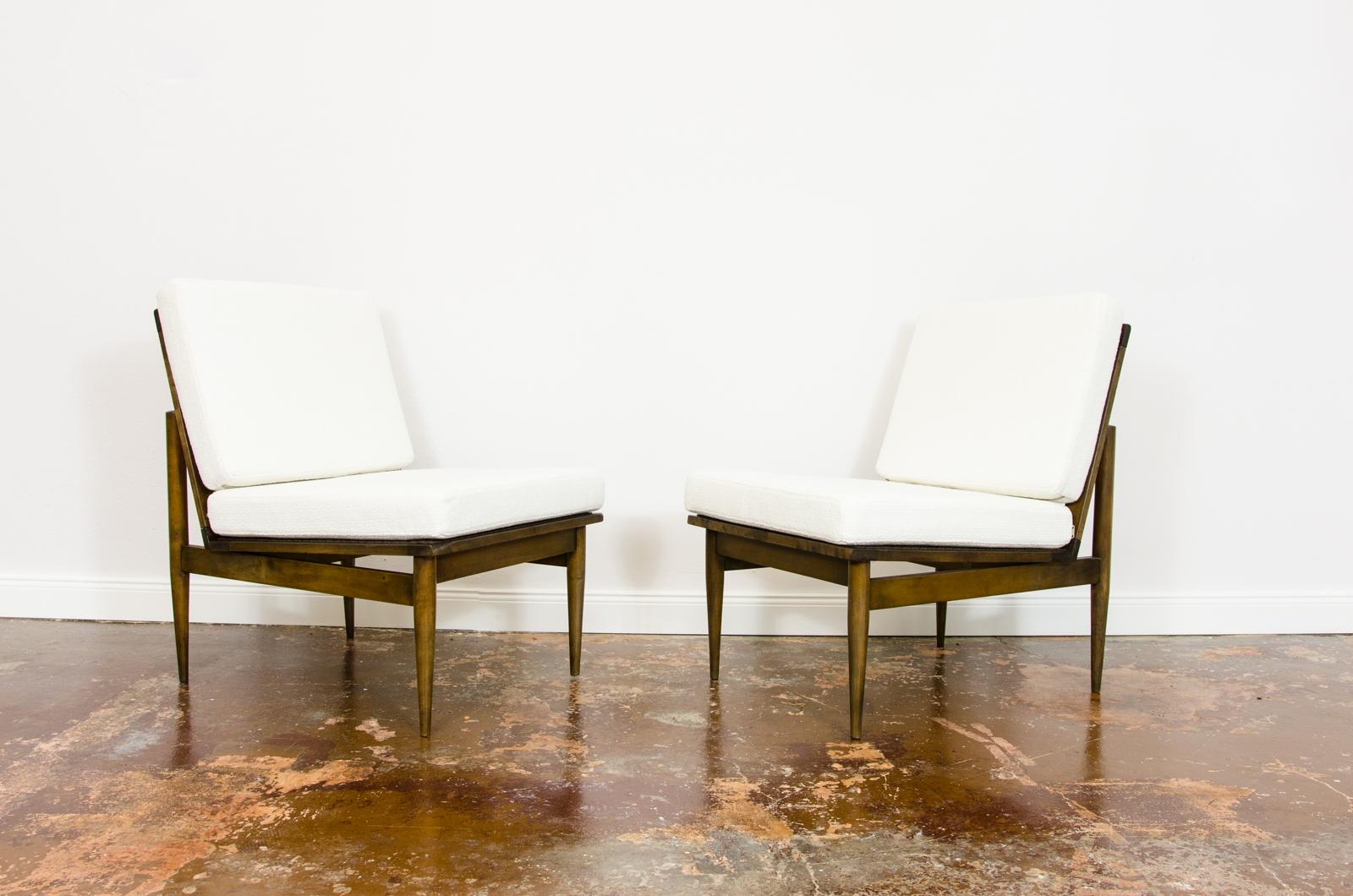 Pair of rare white mid-century vintage lounge chairs from Poznanskie Furniture Factories, 1960s.

Pair of mid-century Lounge chairs manufactured in Poznanskie Fabryki Mebli, Poland 1960's.
Solid wood construction have been completely