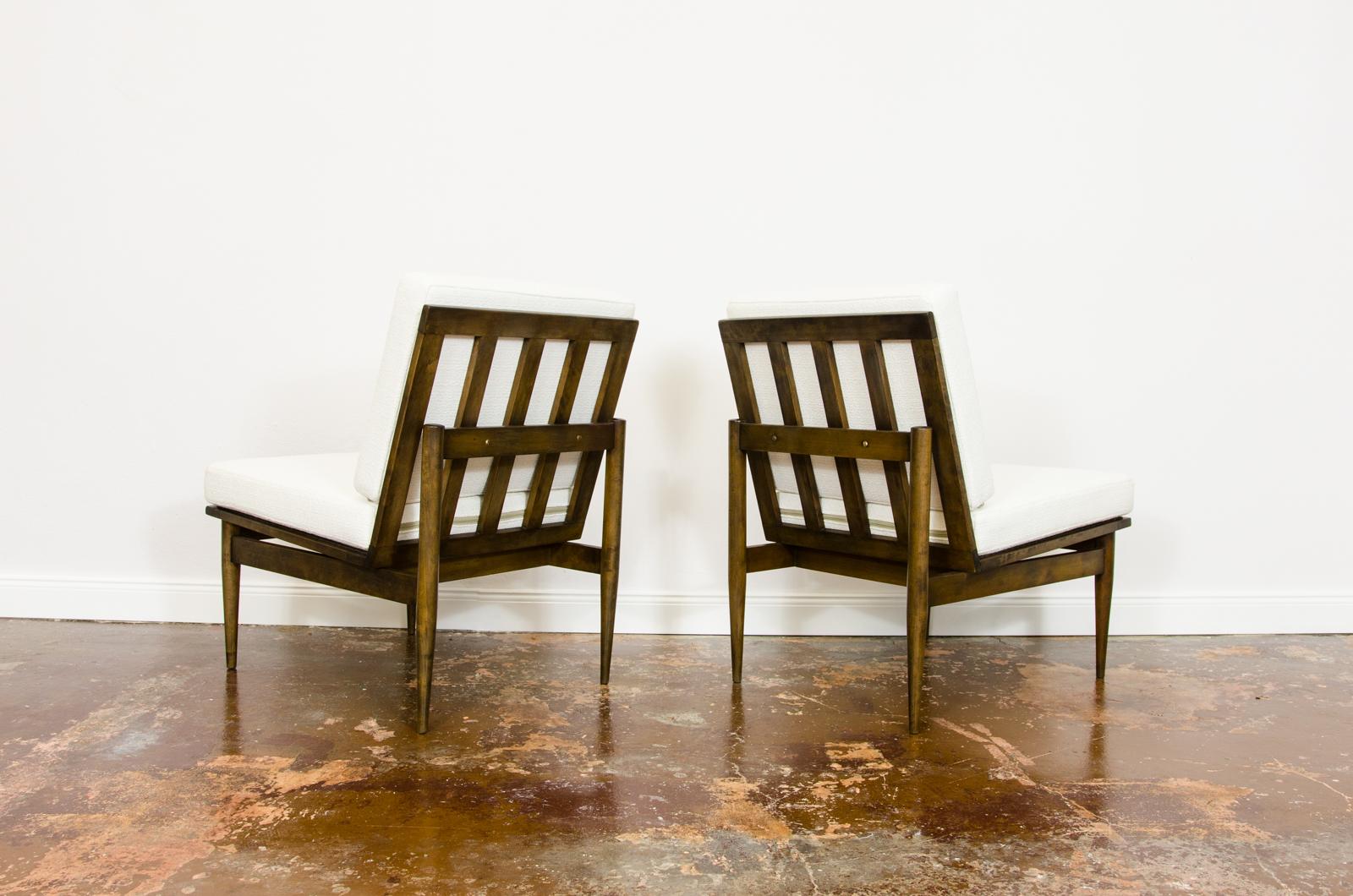 Mid-20th Century Pair of Rare White Mid-Century Lounge Chairs from Poznańskie Furniture Factories