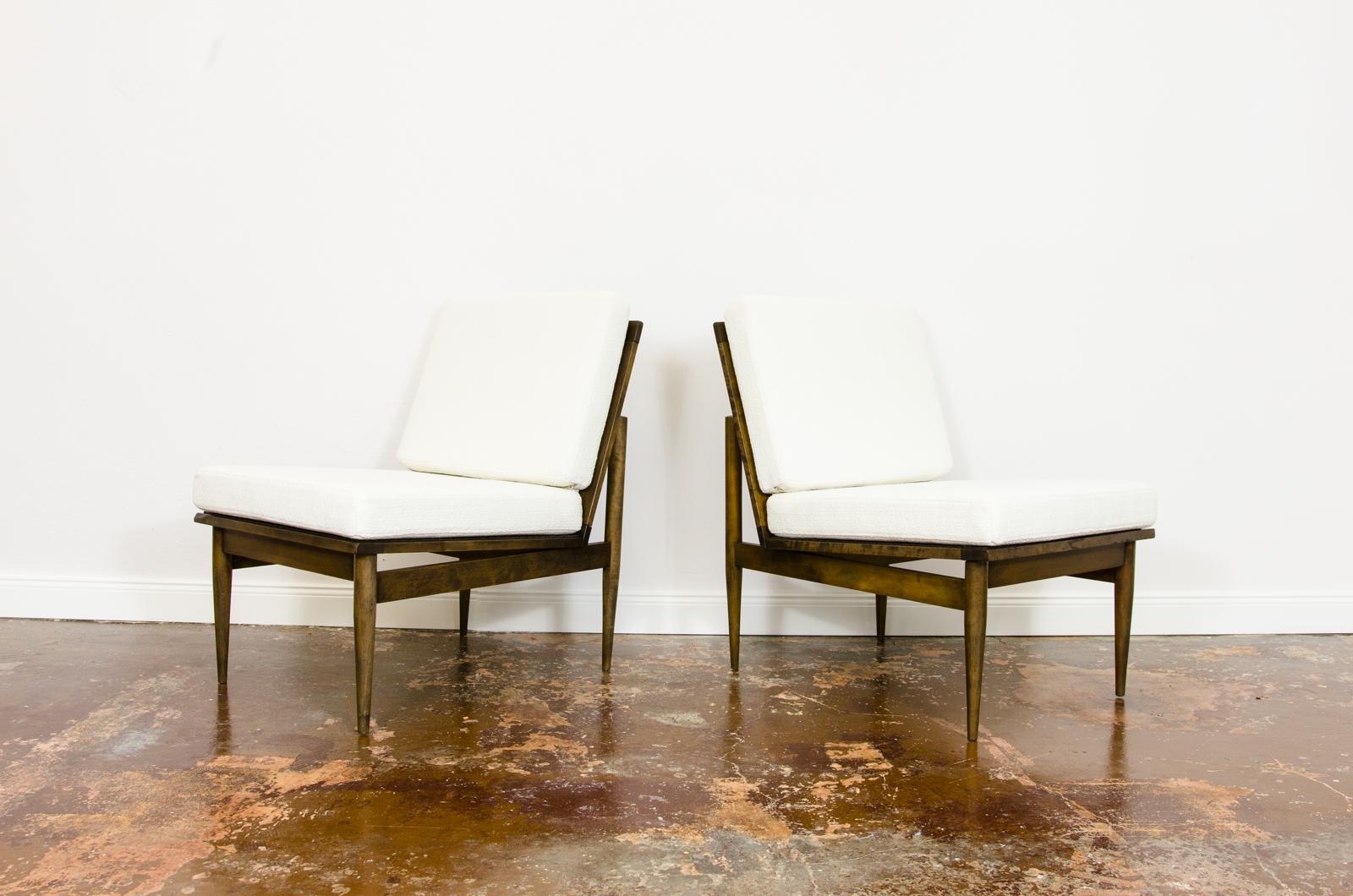 Pair of Rare White Mid-Century Lounge Chairs from Poznańskie Furniture Factories 1
