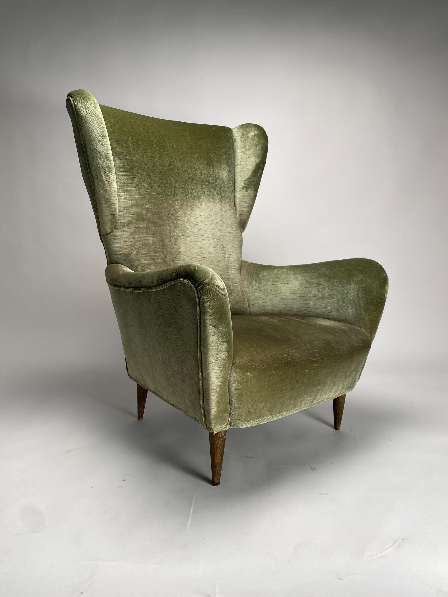 Rare pair of Italian armchairs from the 1950s, in the style of the great architect and designer Gio Ponti. The line is elegant and refined, a bergere model, which is characterized by the large lateral 