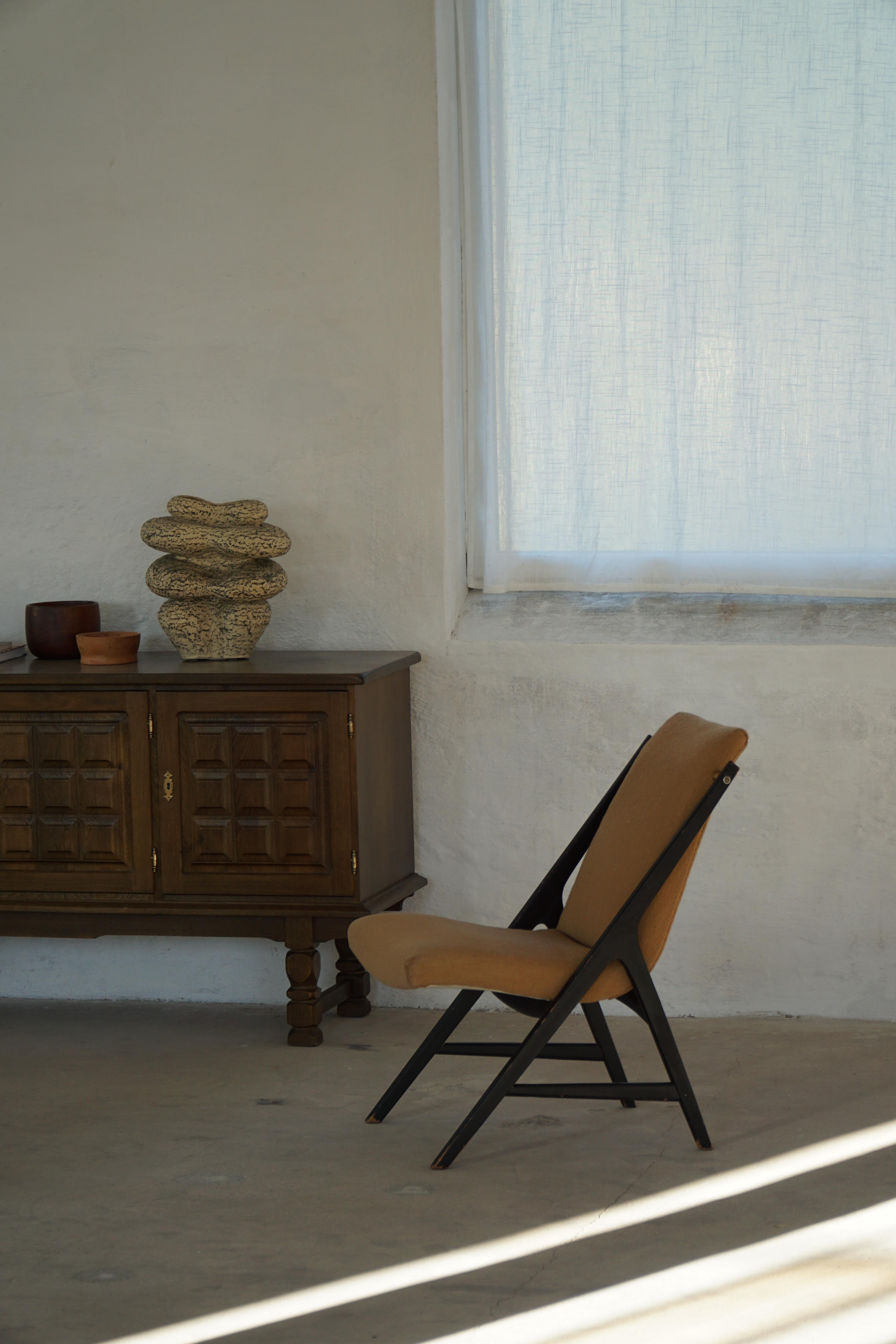 Laiton Paire de fauteuils en bouclé du milieu du siècle dernier, Suède, 1960 en vente