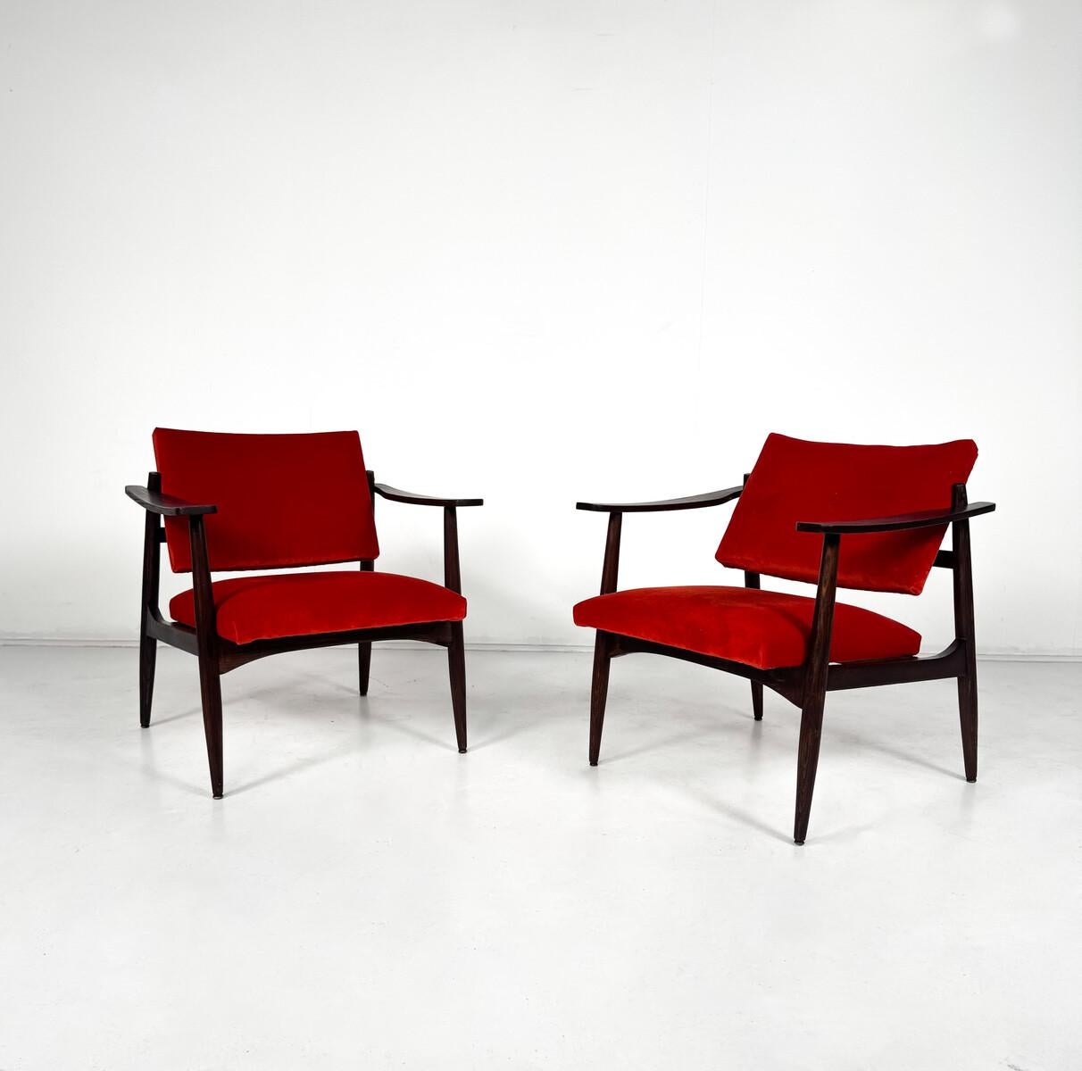 Mid-Century Modern Pair of Mid-Century Armchairs in the Style of Edmund Homa For Sale