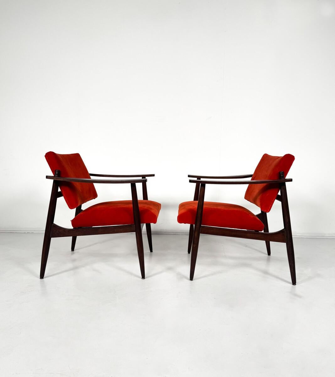 20th Century Pair of Mid-Century Armchairs in the Style of Edmund Homa For Sale
