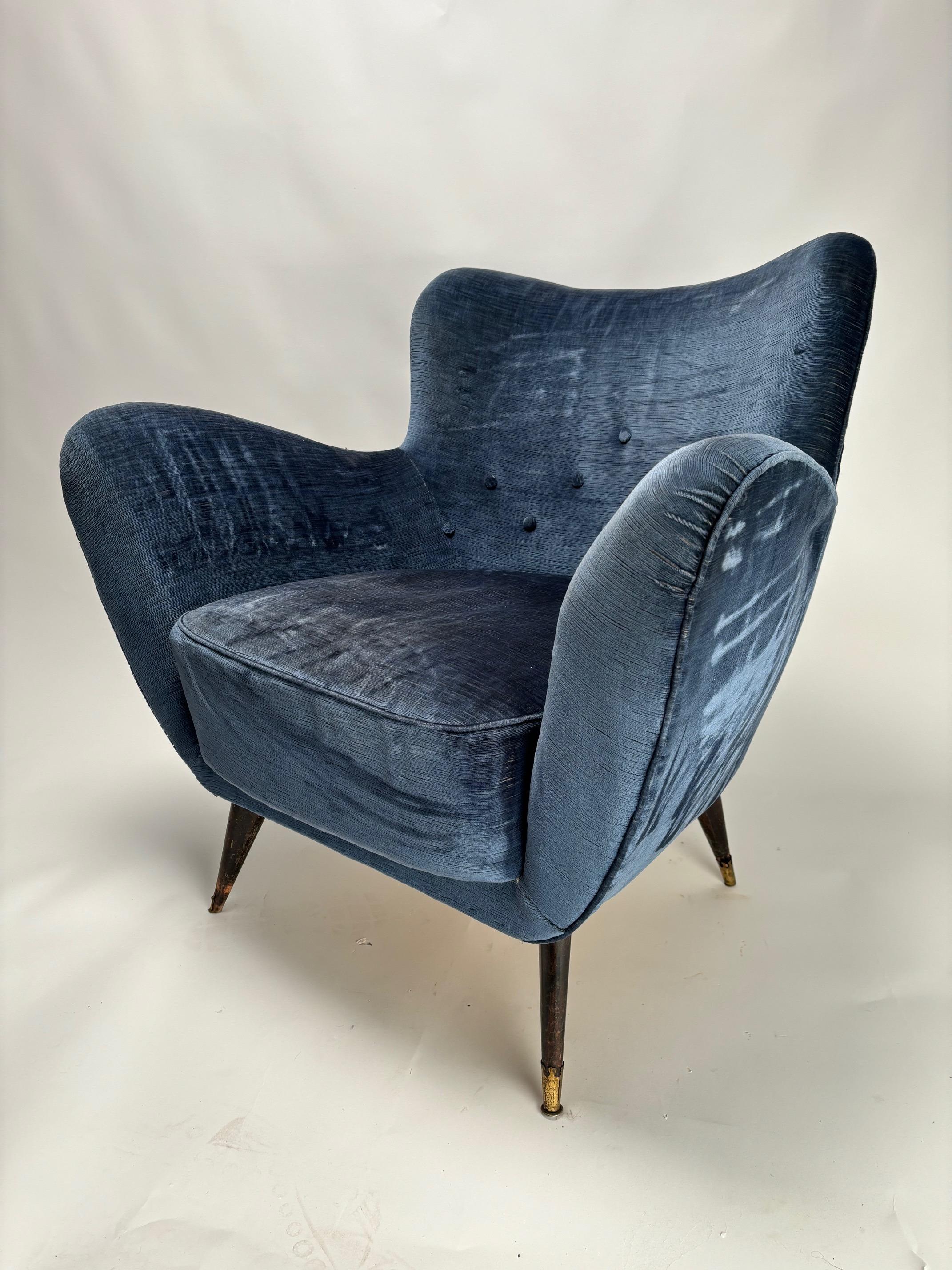 Rara coppia di poltrone di metà secolo nello stile di Guglielmo Veronesi, Italia, anni Cinquanta.
Un'elegante coppia di sedie, molto raffinata, che aggiungerà un tocco di stile al tuo spazio domestico.

Il  Le poltrone possono essere rivestite in