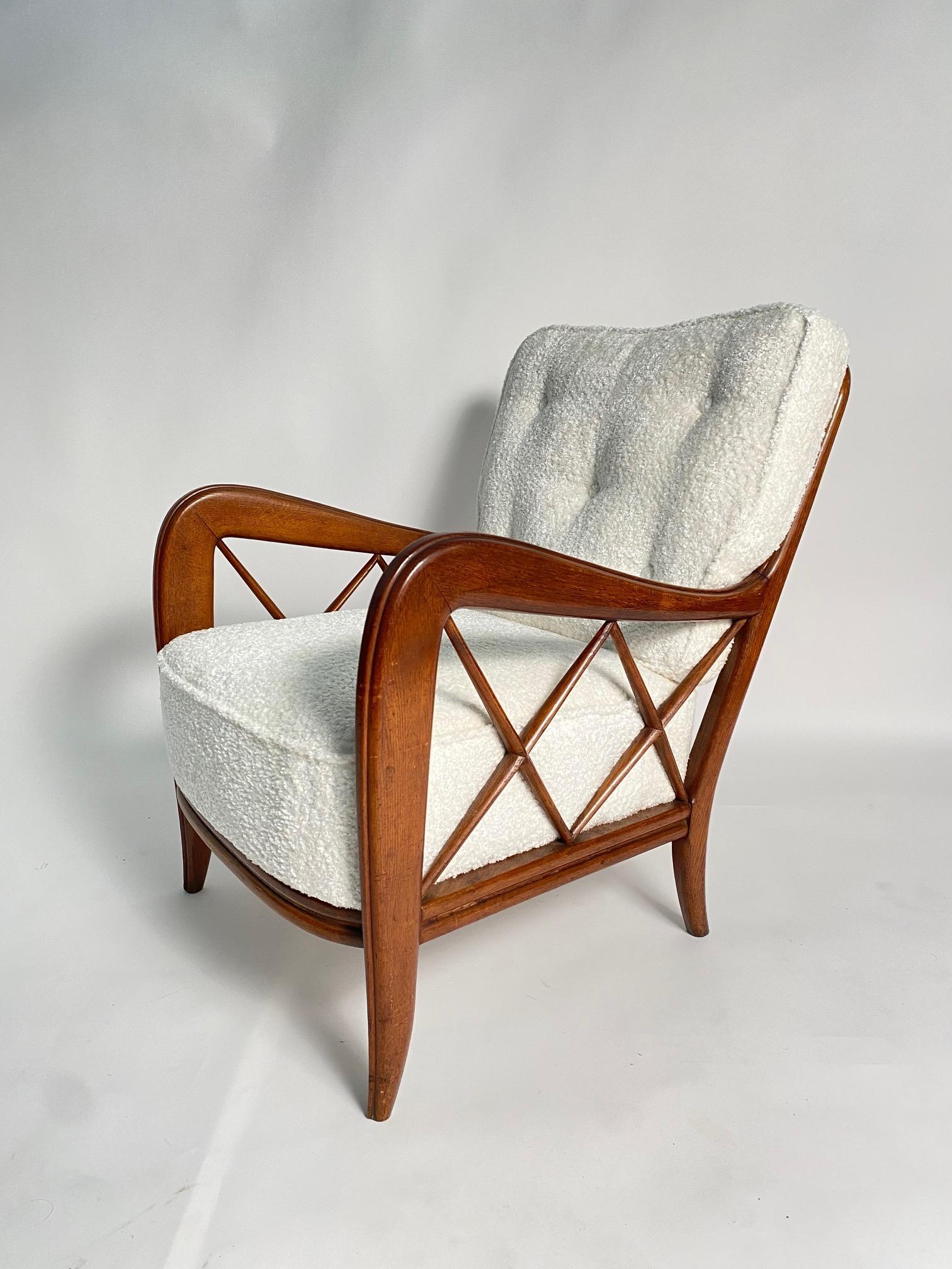 Paar Sessel aus der Mitte des Jahrhunderts im Stil von Paolo Buffa, Italien

Ein sehr elegantes Paar italienischer Sessel aus den 1950er Jahren mit polierter Massivholzstruktur und Stoffkissen, eine ikonische und sehr raffinierte Form, die sich gut