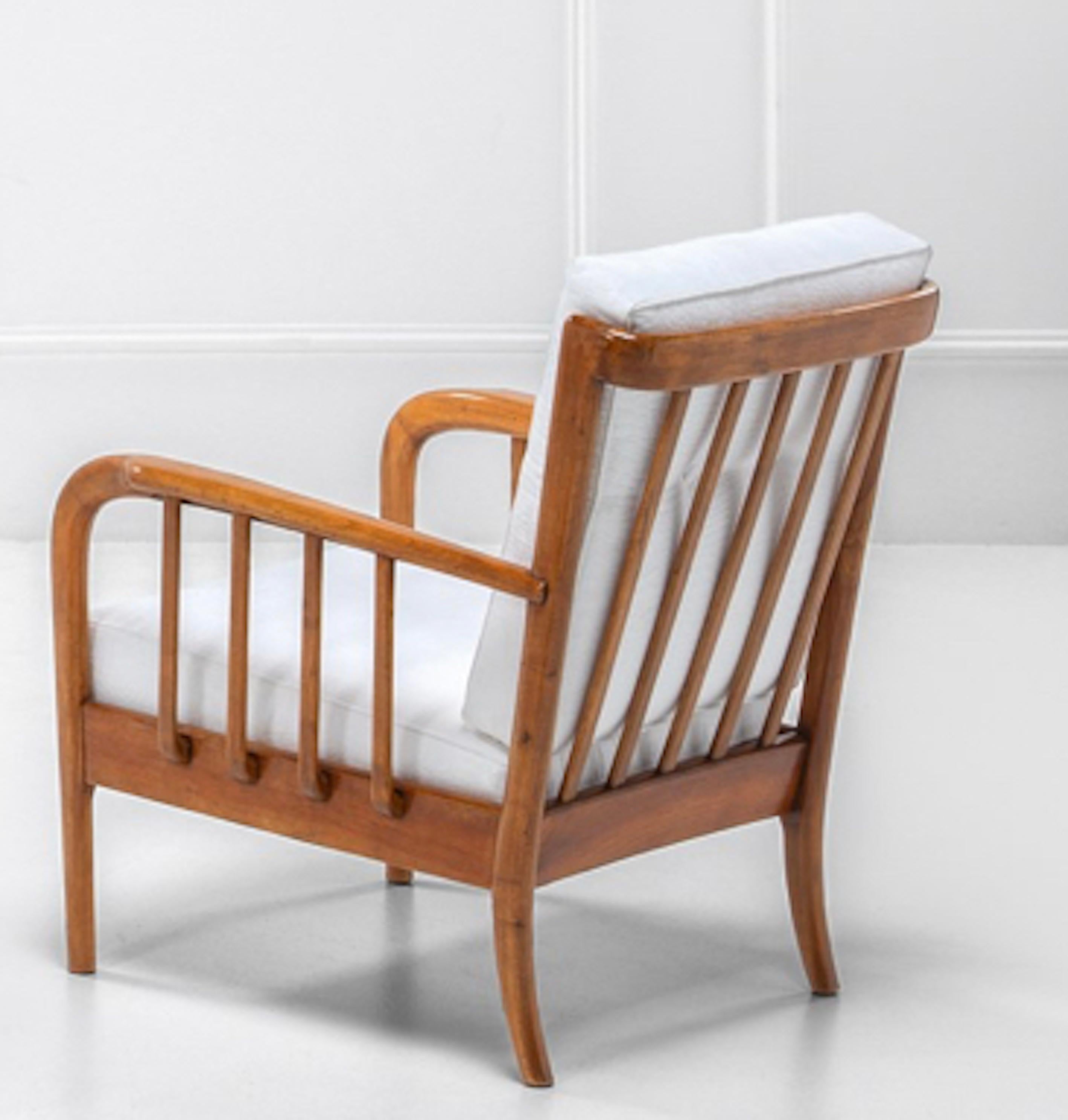 Pair of Mid-Century armchairs in the style of Paolo Buffa, Italy

This is a very elegant pair of 1950s Italian armchairs, polished solid wood structure and fabric cushions, an iconic and very refined shape that is well suited to different living